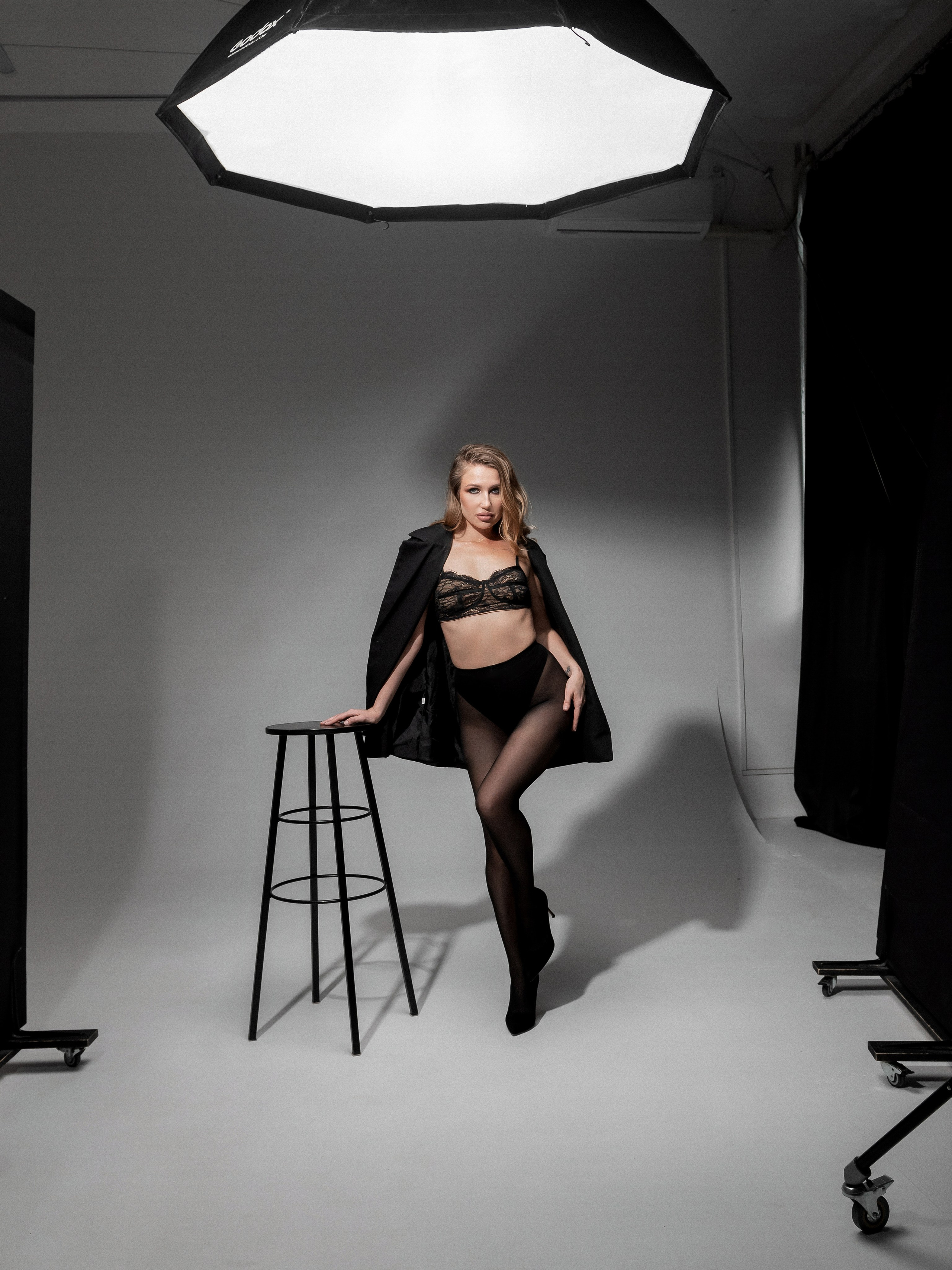 Женский портрет в низком ключе — драматичный художественный свет