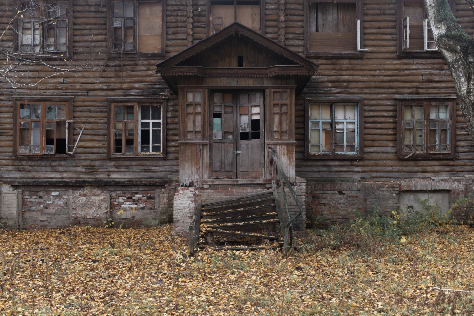 Из восьми жилых коммунарских построек в Ленинском остался целым только деревянный двухэтажный дом со столовой. В нём три подъезда, столовая находилась в подвале. Сейчас здание пустует и ветшает.