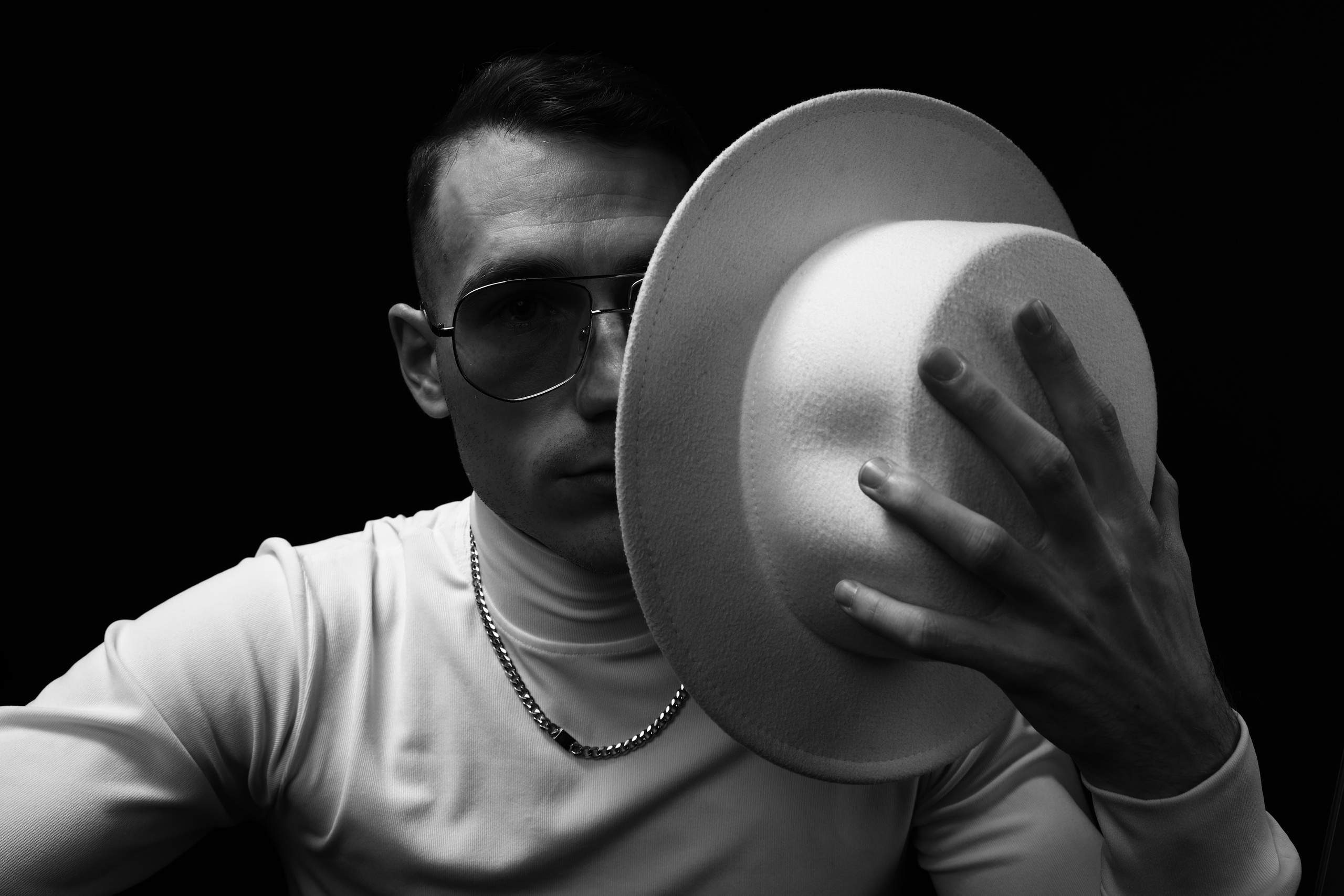 The White hat Alex. Профессиональный фотограф в Воронеже Владислав Крылов