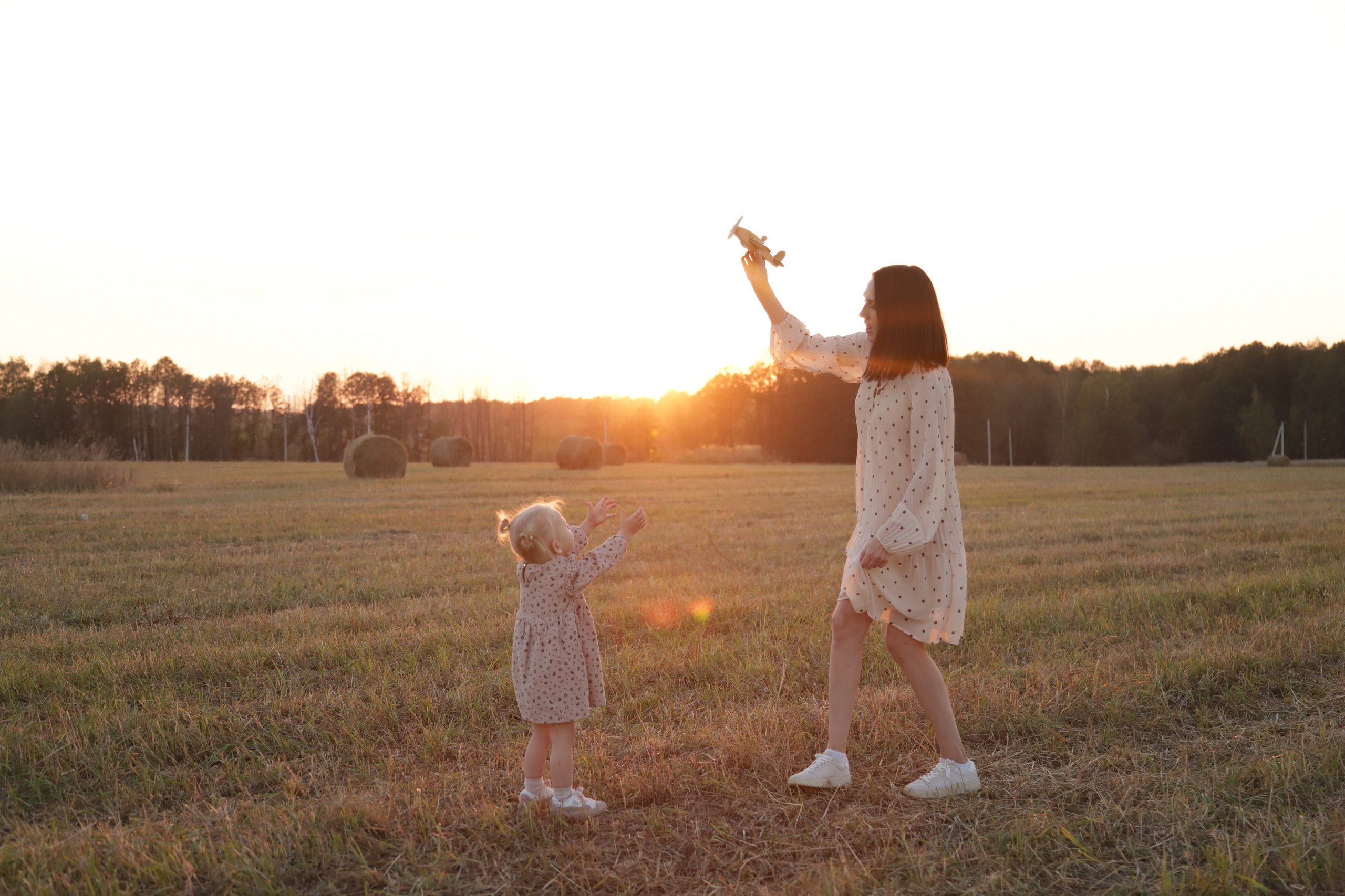 Мама с детьми в поле стога. Диана Николаева — фотограф город Балашиха