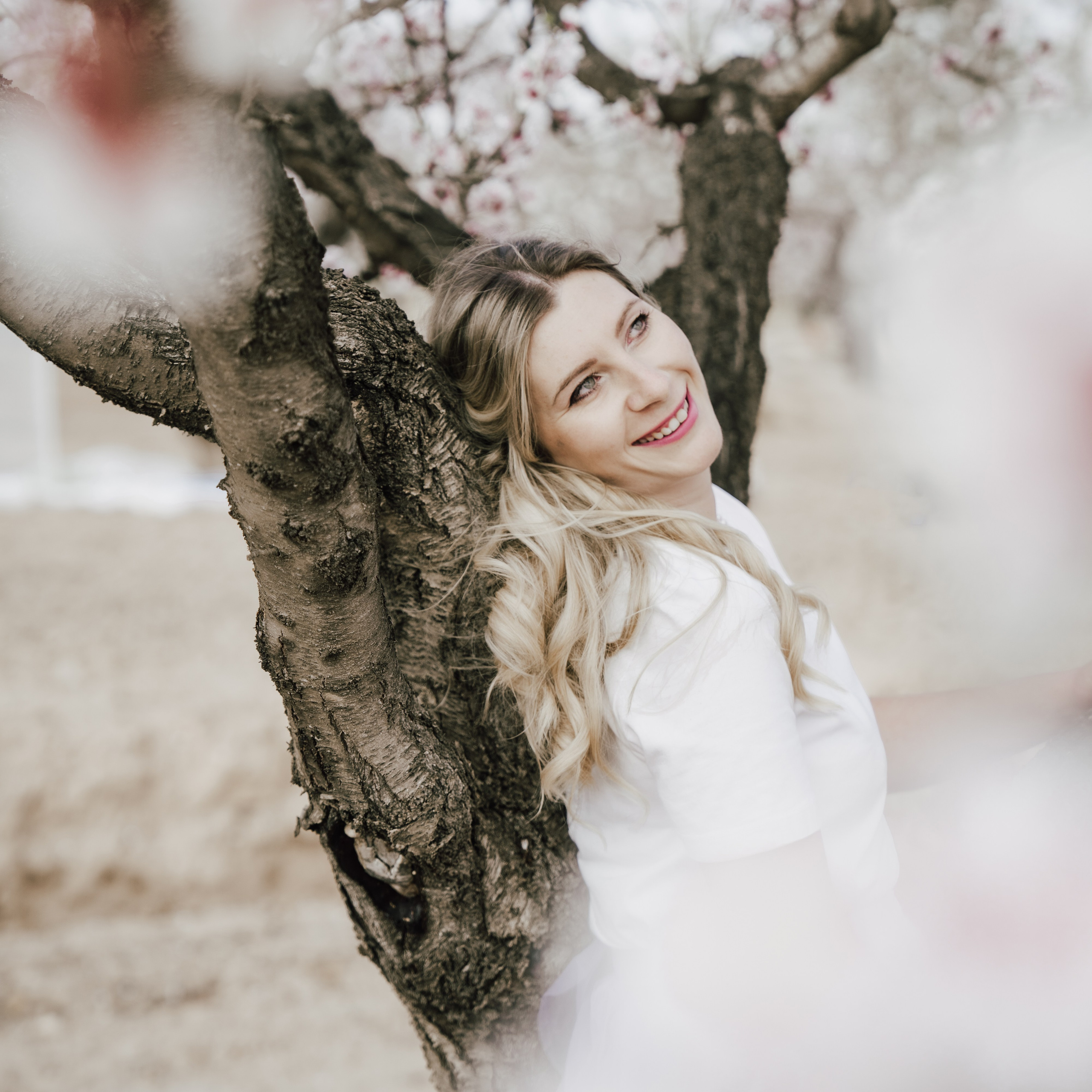 цветение миндаля в Испании фотосессия в готовых образах