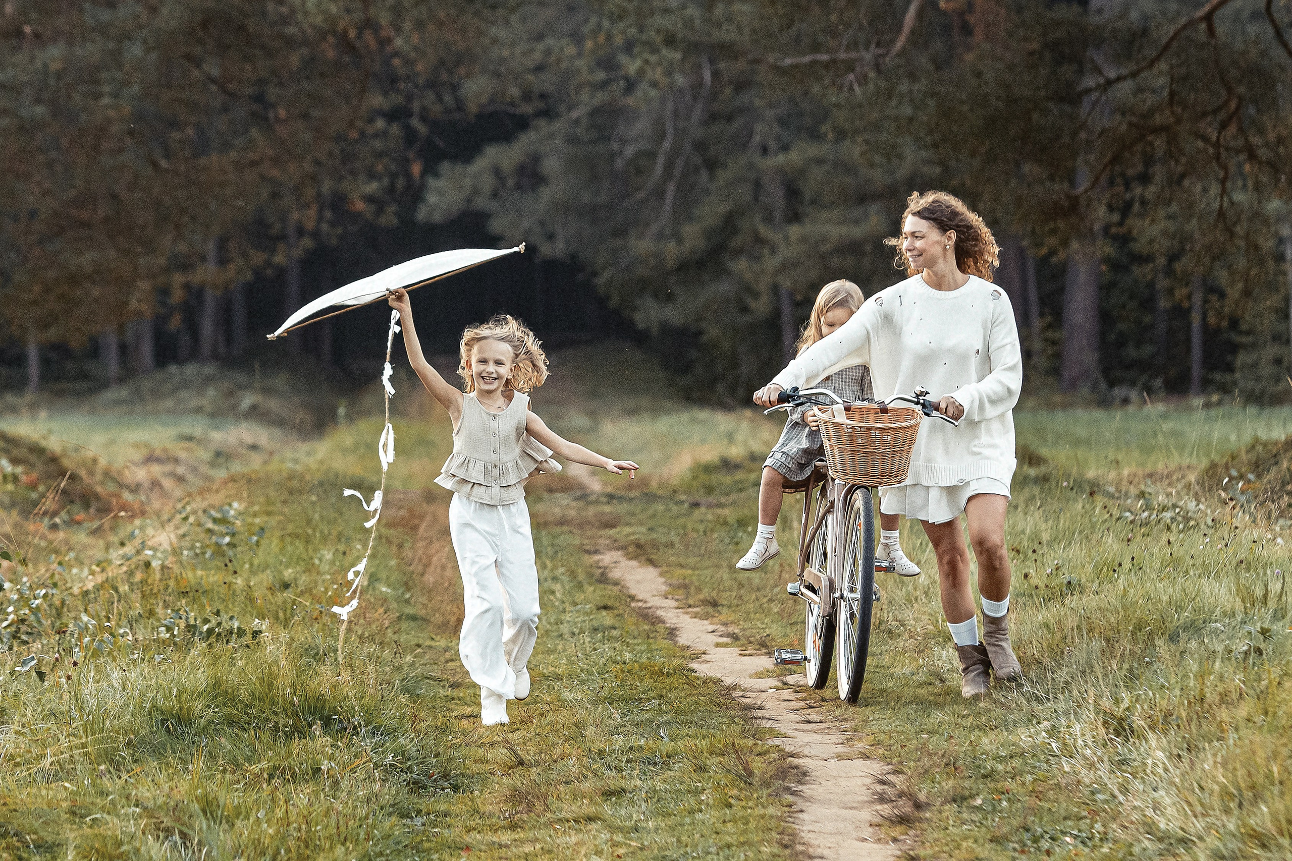 Прогулка в парке на велосипедах на годовщину свадьбы. Свадебный, семейный, детский фотограф в Санкт-Петербурге