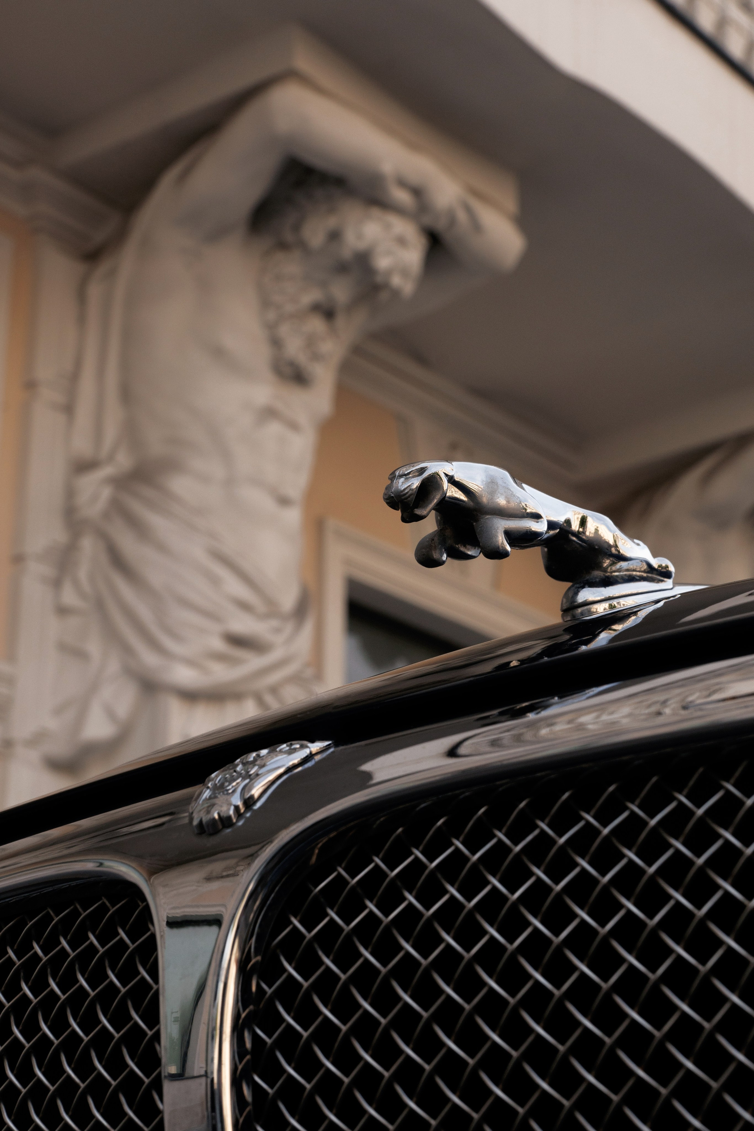 Фотосъемка машины в Москве возле дома с Атлантами. Жуков Илья свадебный фотограф в Москве