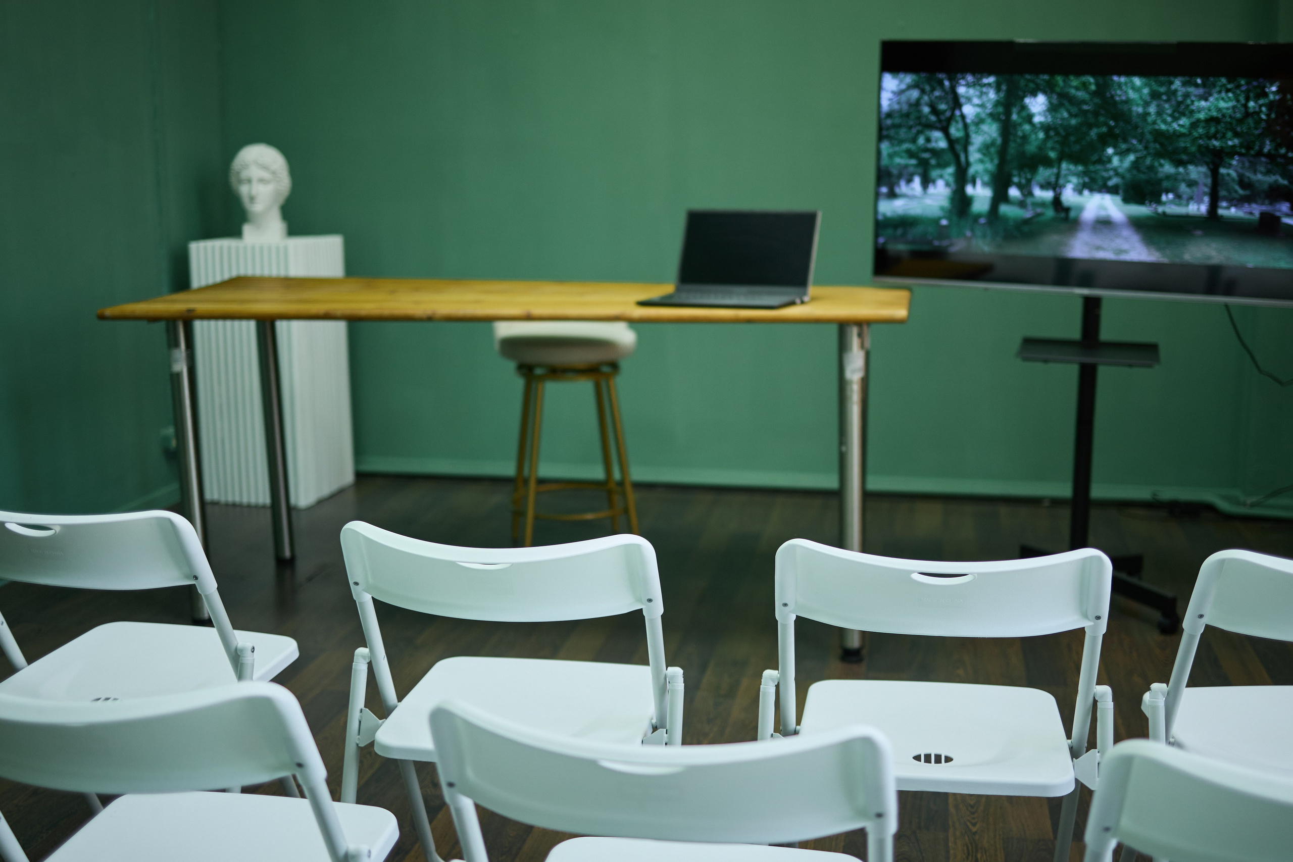 Зал Roomy «класс». Фотостудия Roomy в Краснодаре | Семейные и детские съёмки дней рождения от 1 до 5 лет, аренда зала фотостудии