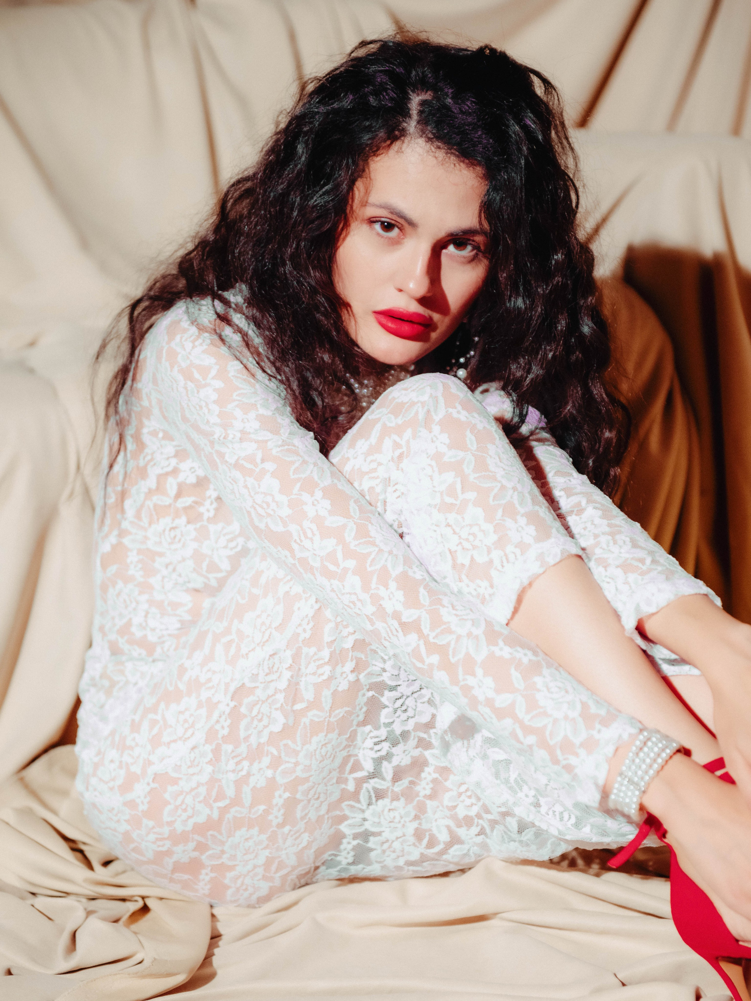 Красивый портрет девушки с акцентом на эмоции — профессиональная съёмка