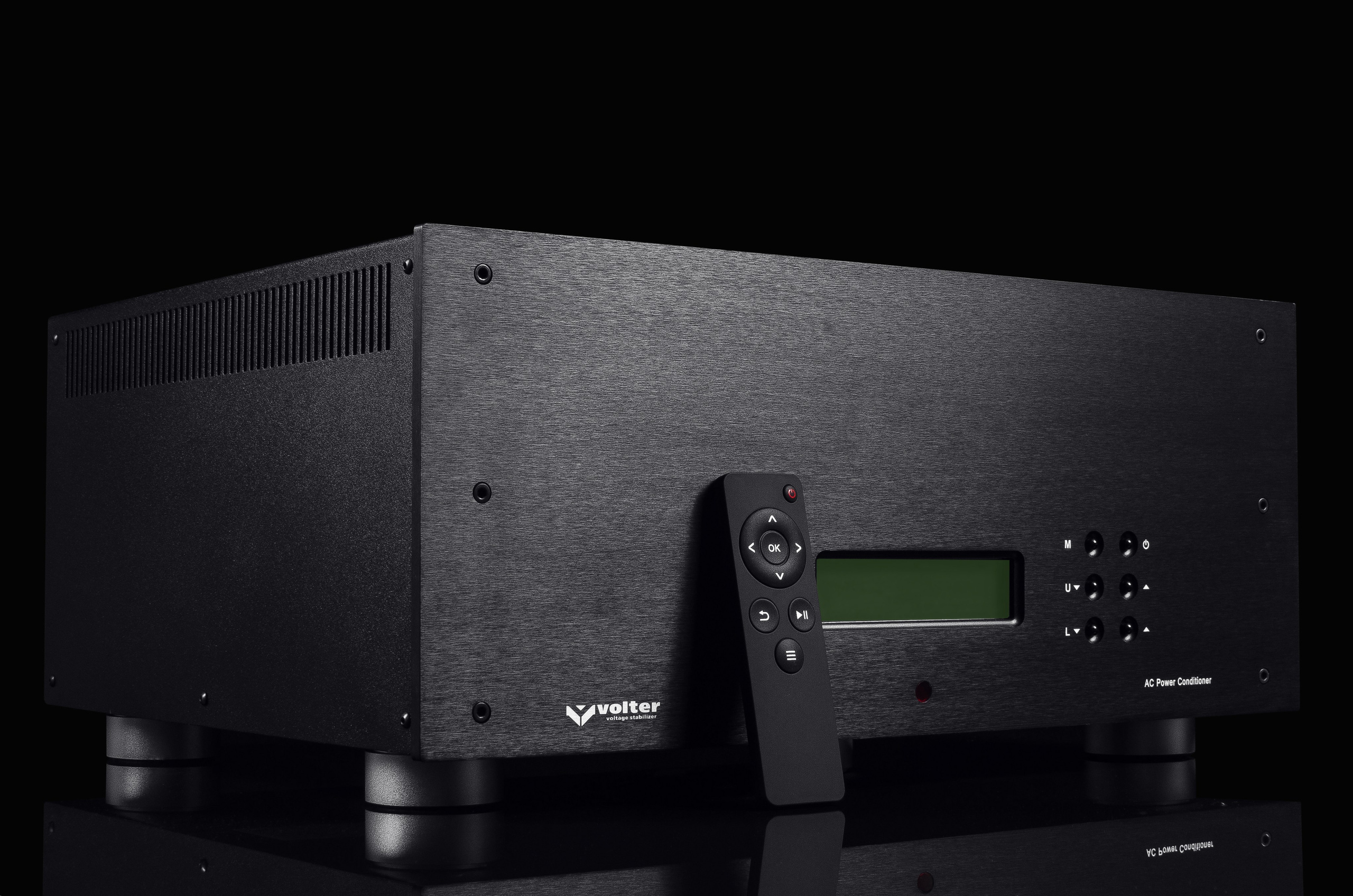 Стабилизатор напряжения на черном фоне