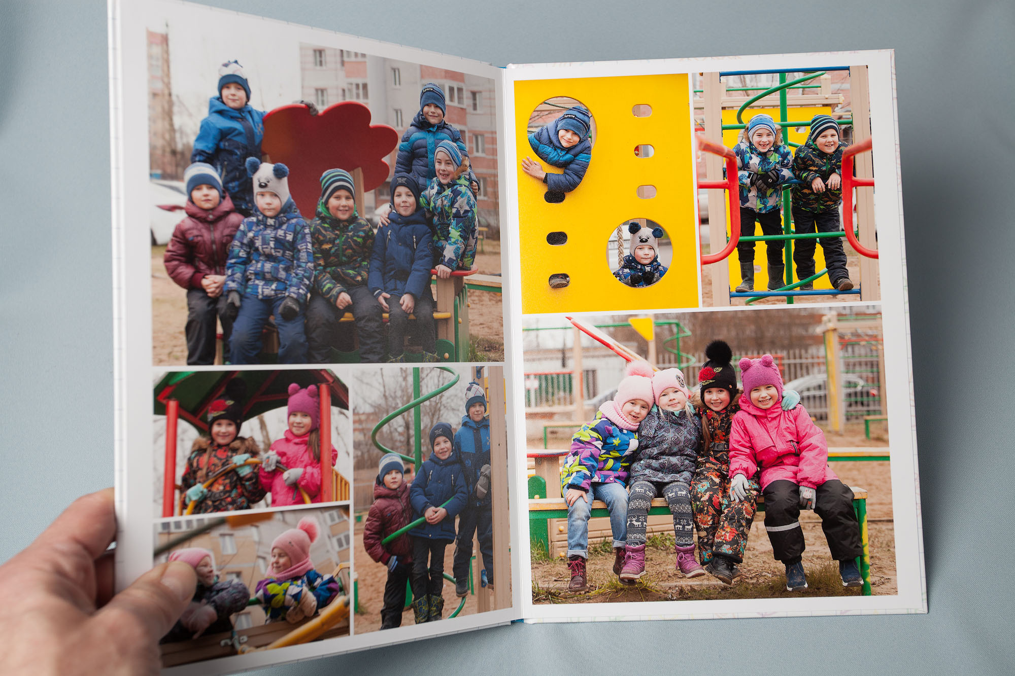 Разворот с групповыми фотографиями на игровой площадке.