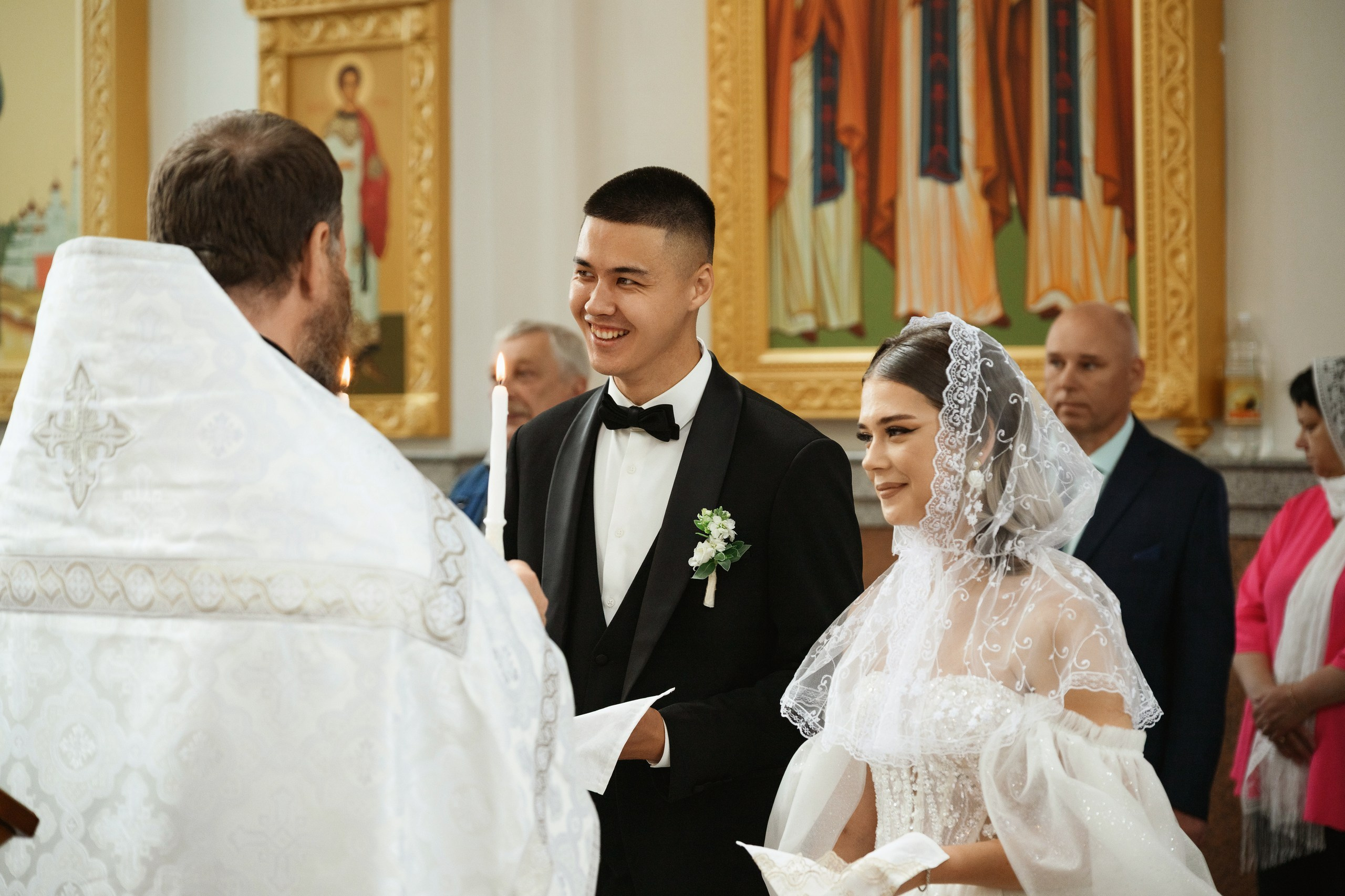 Фотосъемка свадьбы и венчания в Петропавловске-Камчатском на фоне вулканов и Тихого океана. Свадебная церемония в храме с эмоциональными моментами и природными пейзажами Камчатки. Профессиональная фотография пар у алтаря и на фоне диких пейзажей полуострова. Цены на свадебную фотосъемку с уникальными локациями Петропавловска-Камчатского.