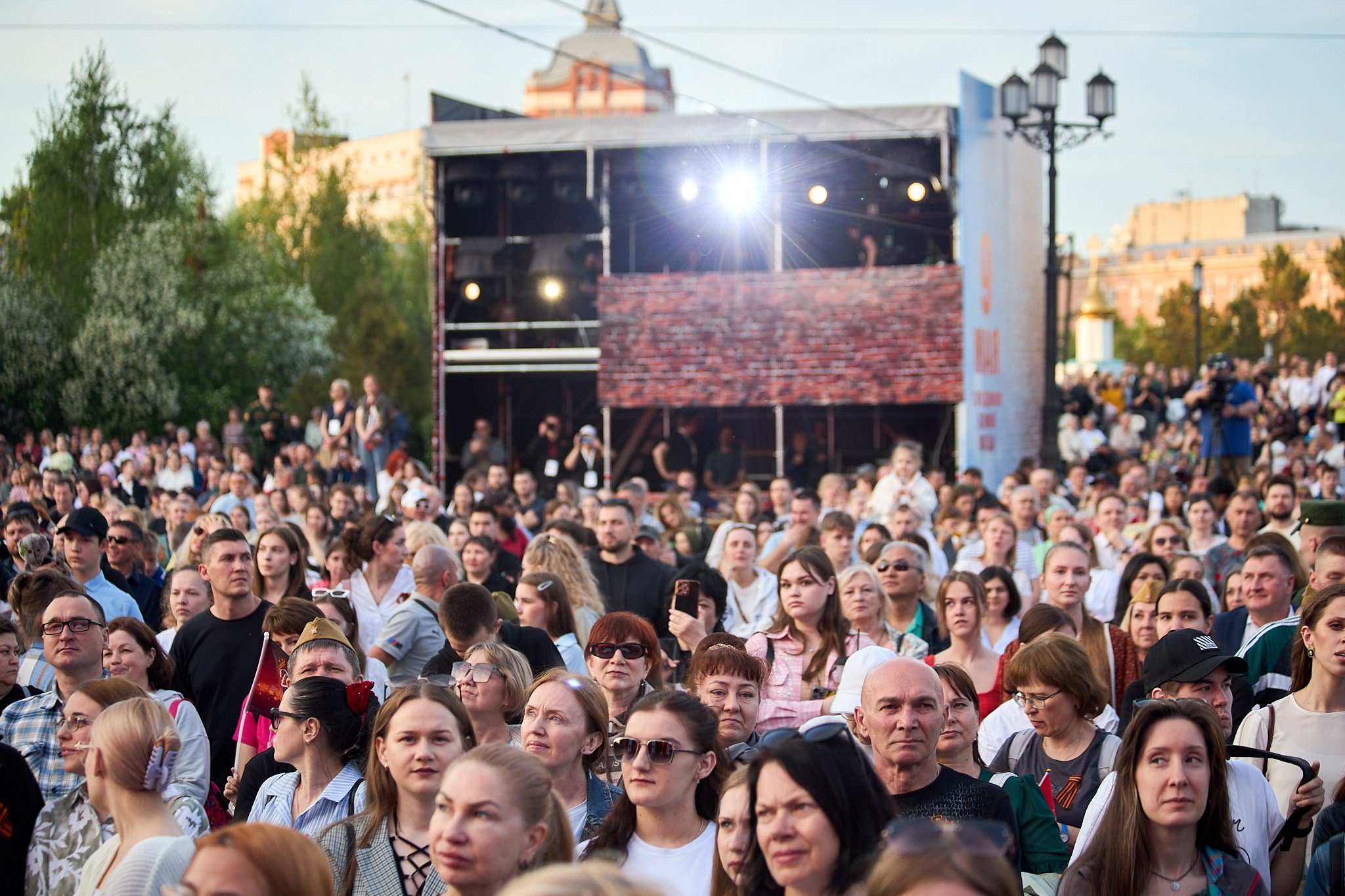 Концерт 9 мая 2025 года на соборной площади. Фотограф Омск | Александр Вандеров