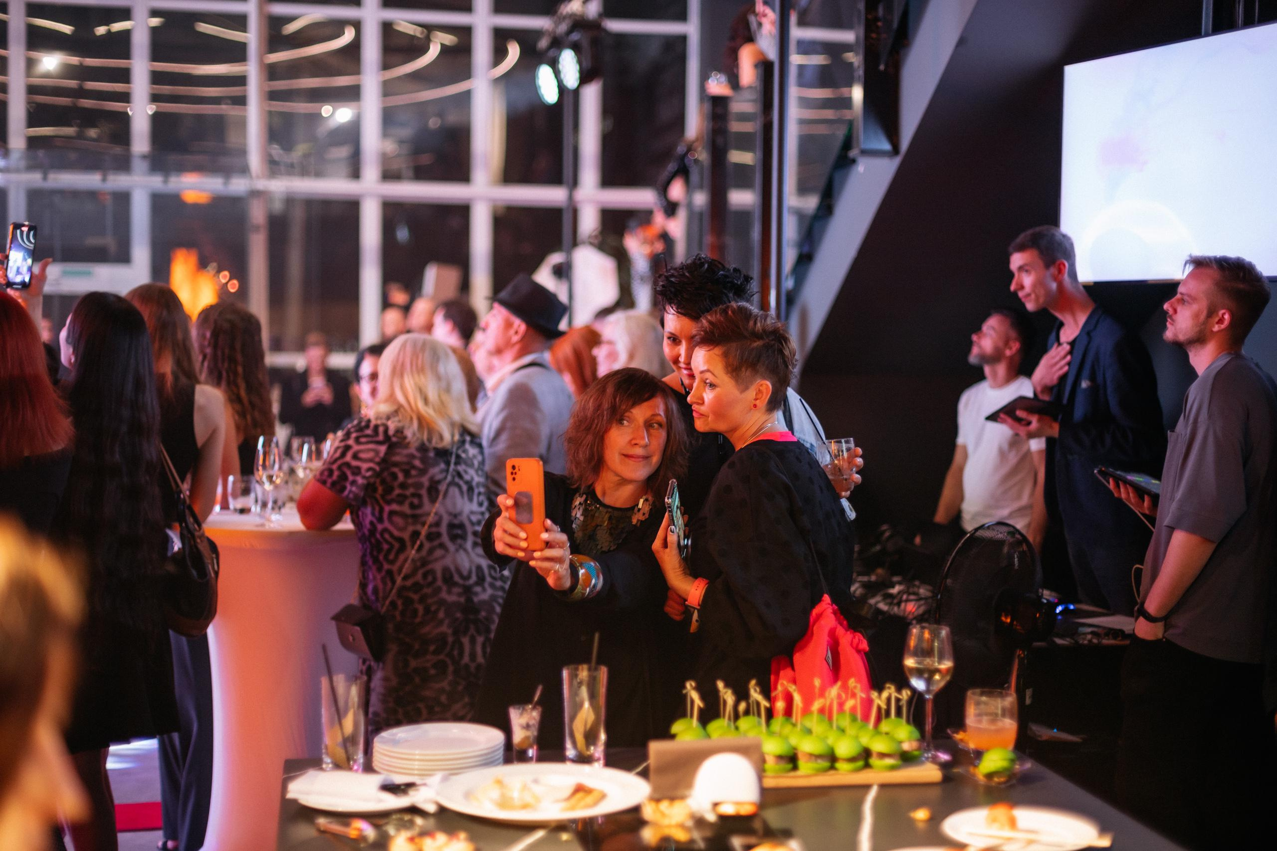 Шоурум BRAVO 1 ГОД. СВОИ. ФОТООТЧЕТЫ-СОБЫТИЯ-МЕСТА