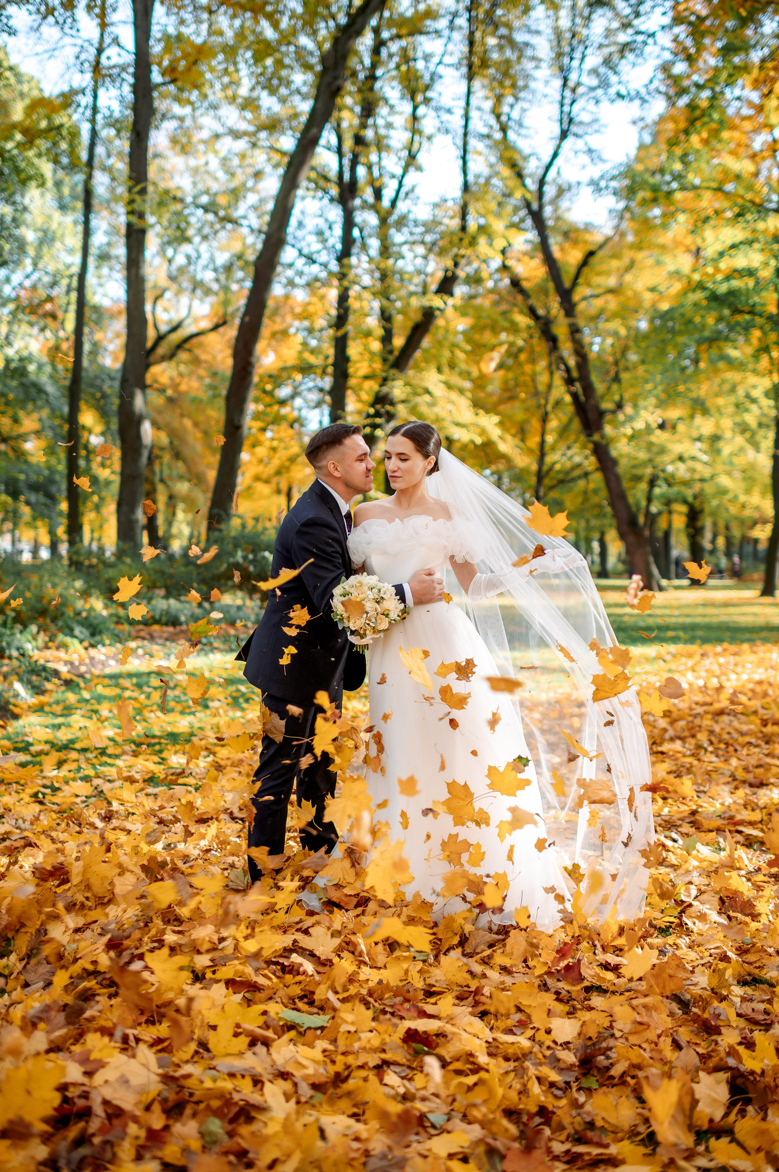 Осенняя великолепная свадебная прогулка жениха и невесты в октябре в Санкт-Петербурге в Михайловском парке и у Атлантов на Миллионной улице. Портретный, семейный и свадебный фотограф в Санкт-Петербурге и в Пушкине Ширяев Денис