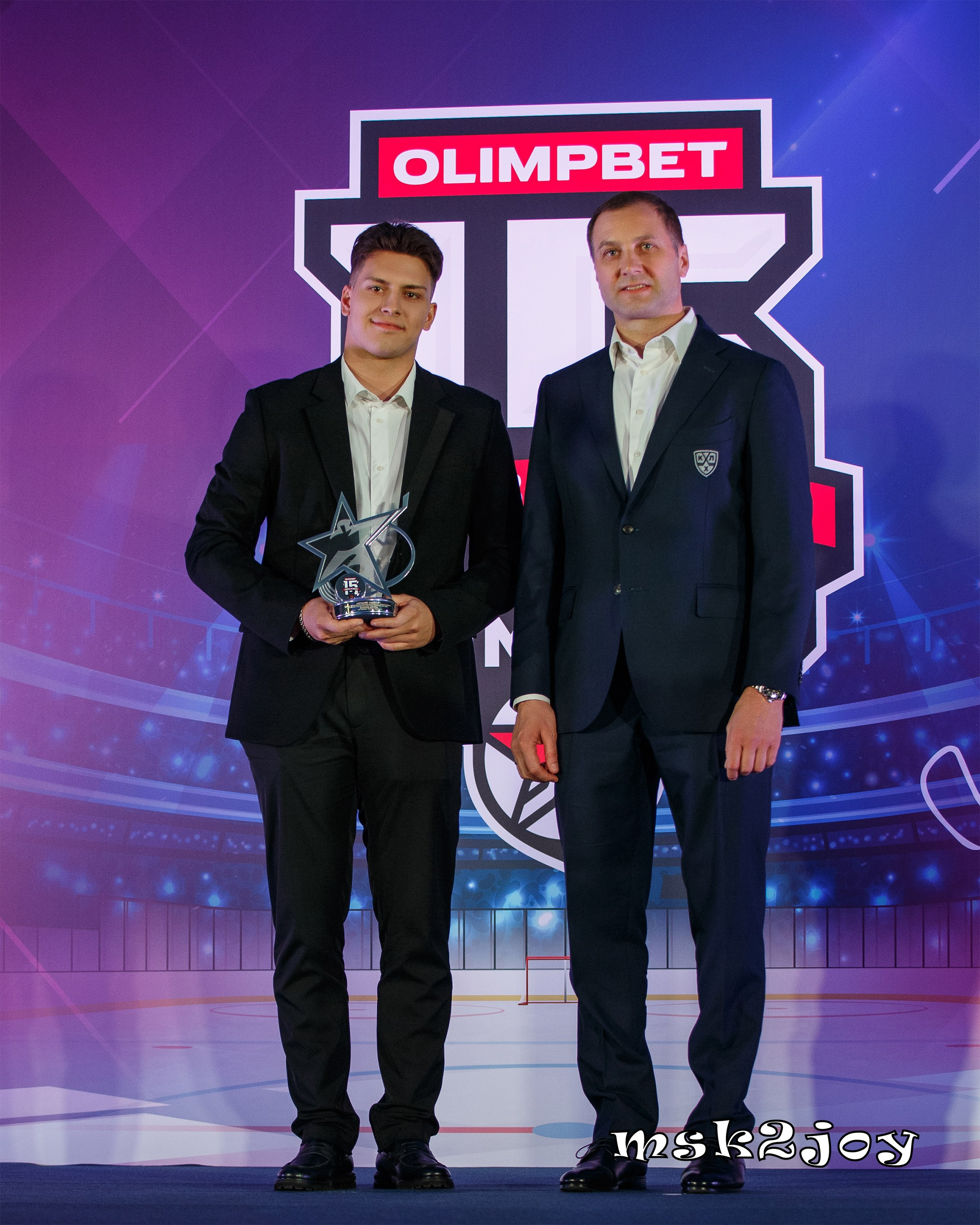 Лучший снайпер регулярного чемпионата МХЛ сезона 2023-2024 Артём Иванов («Динамо» Москва) получает награду от Президента Континентальной хоккейной лиги Алексея Алексеевича Морозова