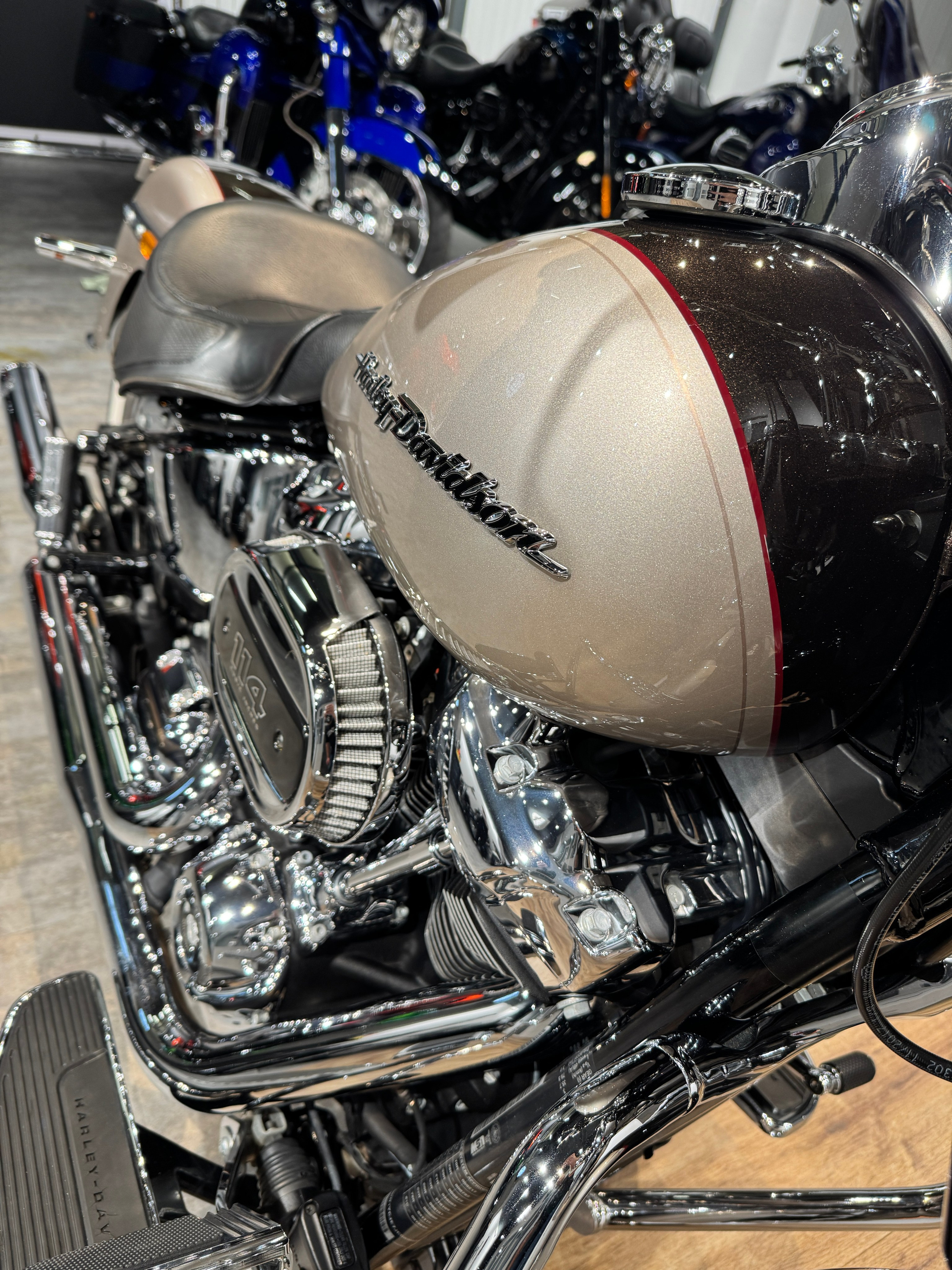 Harley Davidson 2018 Deluxe (Silver Fortune/Sumatra Bro) — купить мотоцикл. Hello Davidson, Москва. Только хорошие мотоциклы…