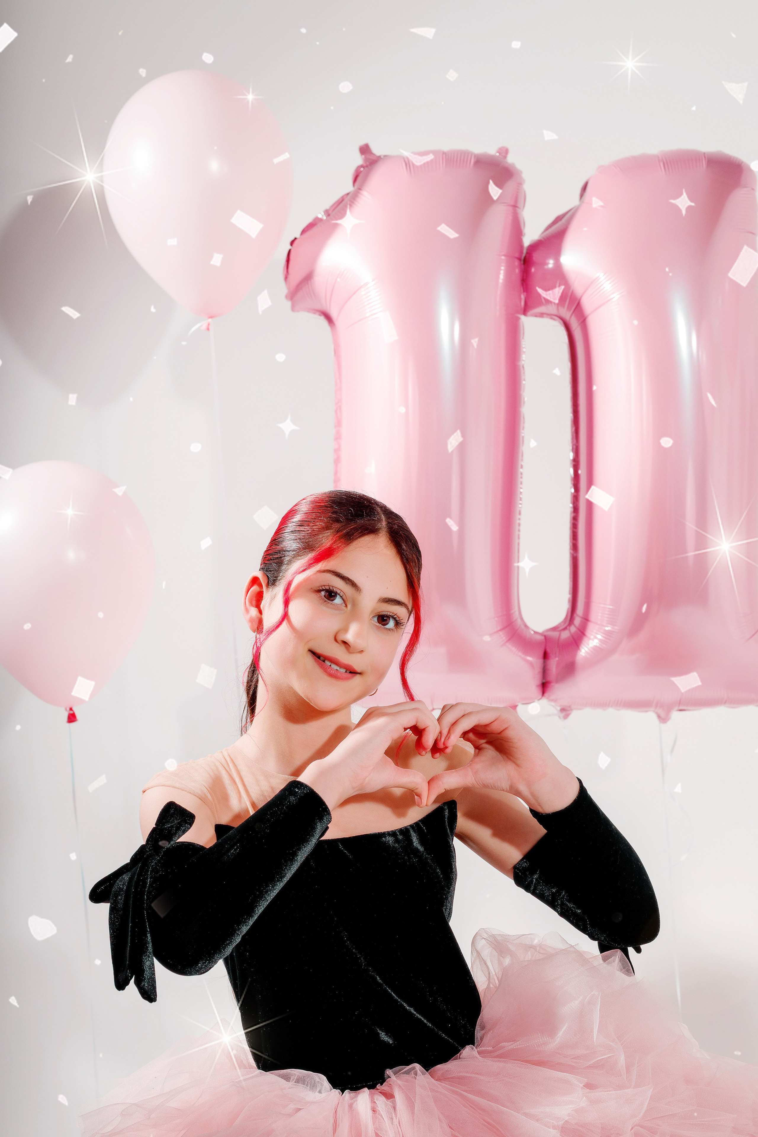 Розовые шары создают праздничную атмосферу вокруг Каролины