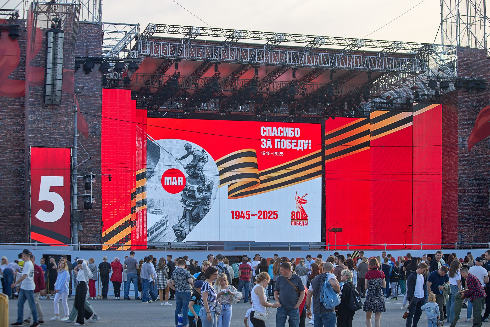 Концерт 9 мая 2025 года на соборной площади. Фотограф Омск | Александр Вандеров