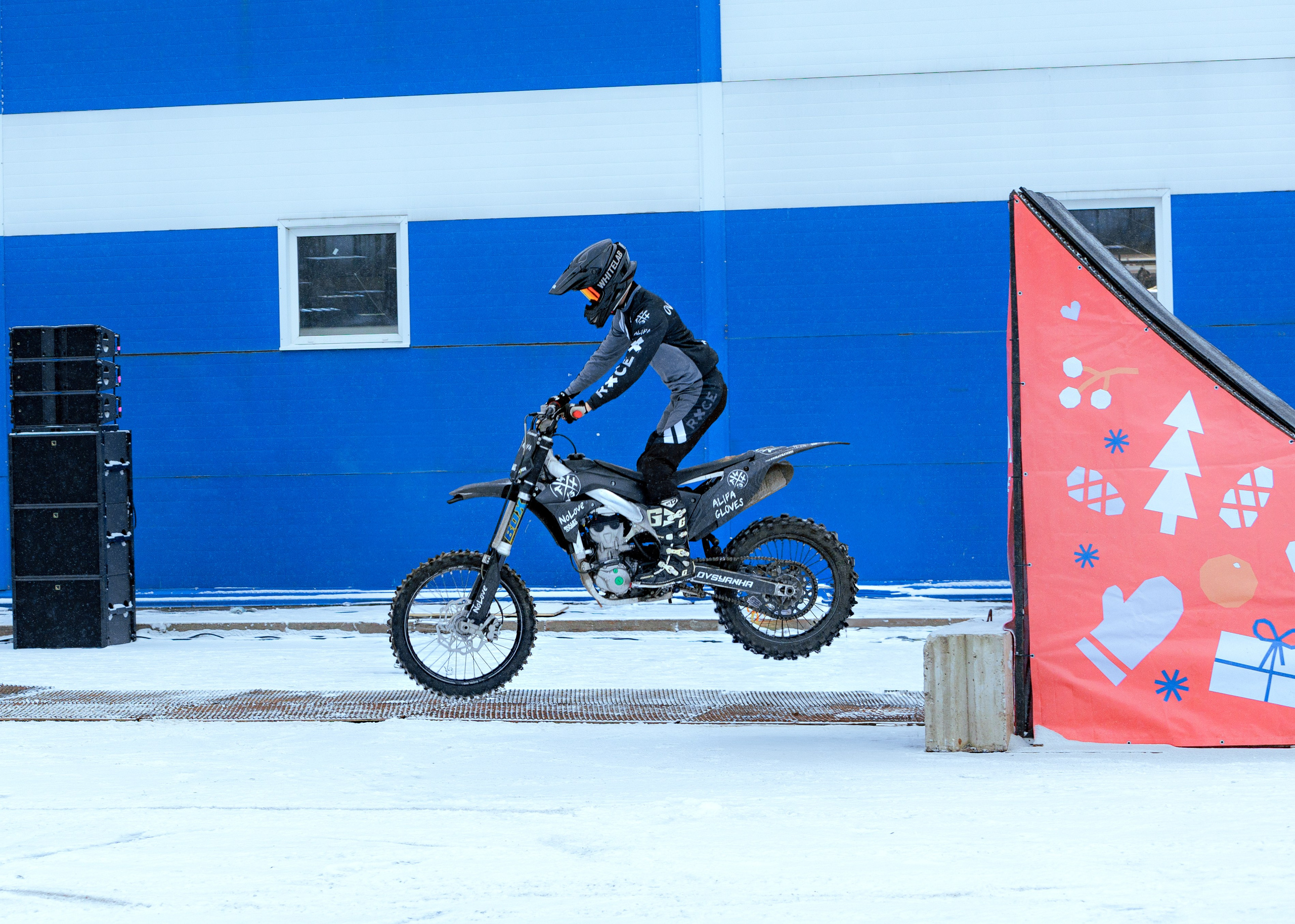 Зимний мотофристайл на баги