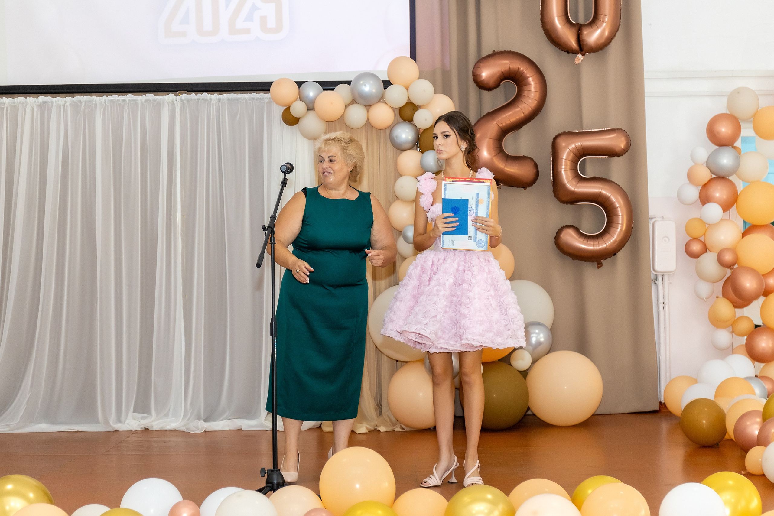 Выпускной. Школа 22, 11 класс. Стильный выпускной альбом Владивосток фотограф Вероника Мигачева