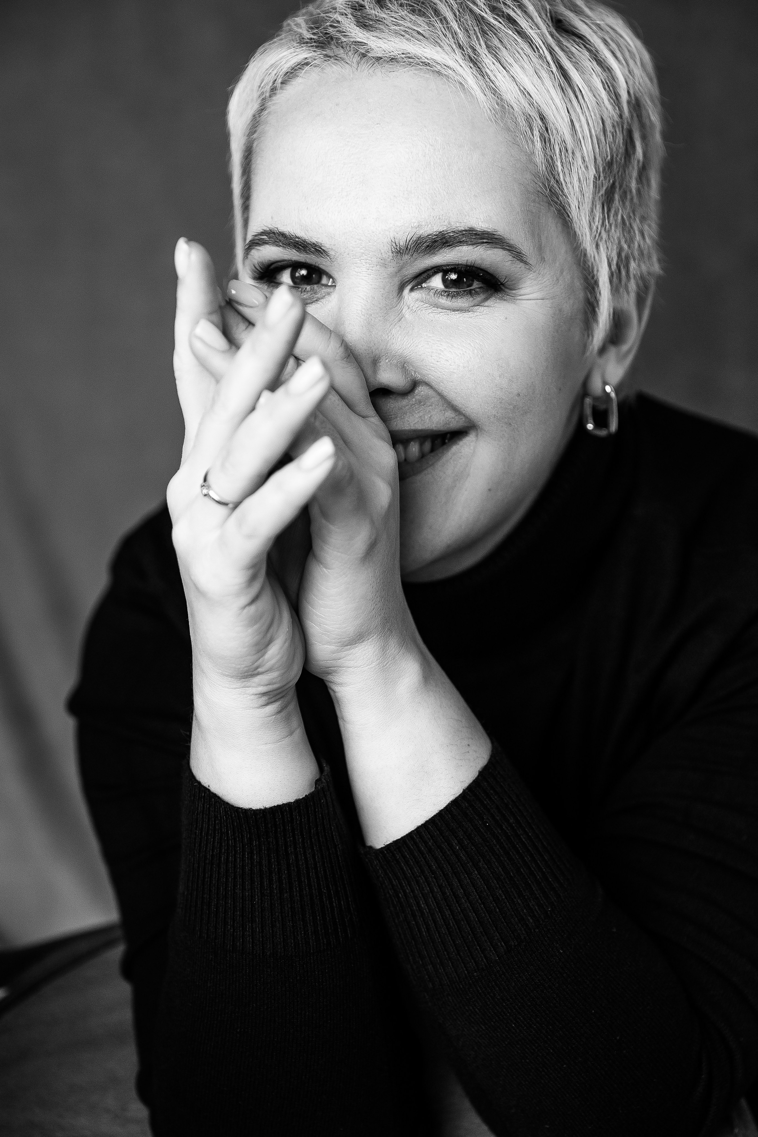 Чёрно-белый портрет крупным планом, спокойное выражение лица, мягкий свет