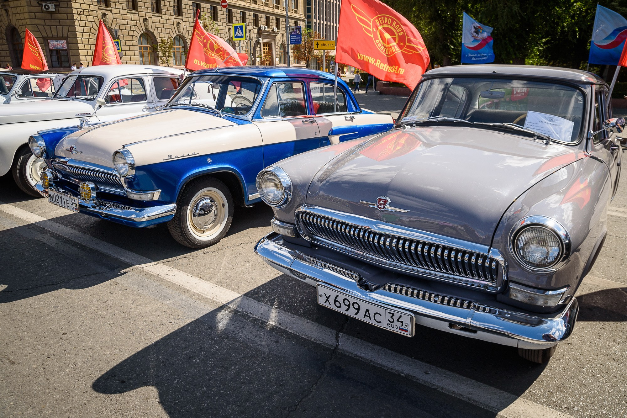 Шеренга ретро-автомобилей на выставке на Площади павших борцов в Волгограде