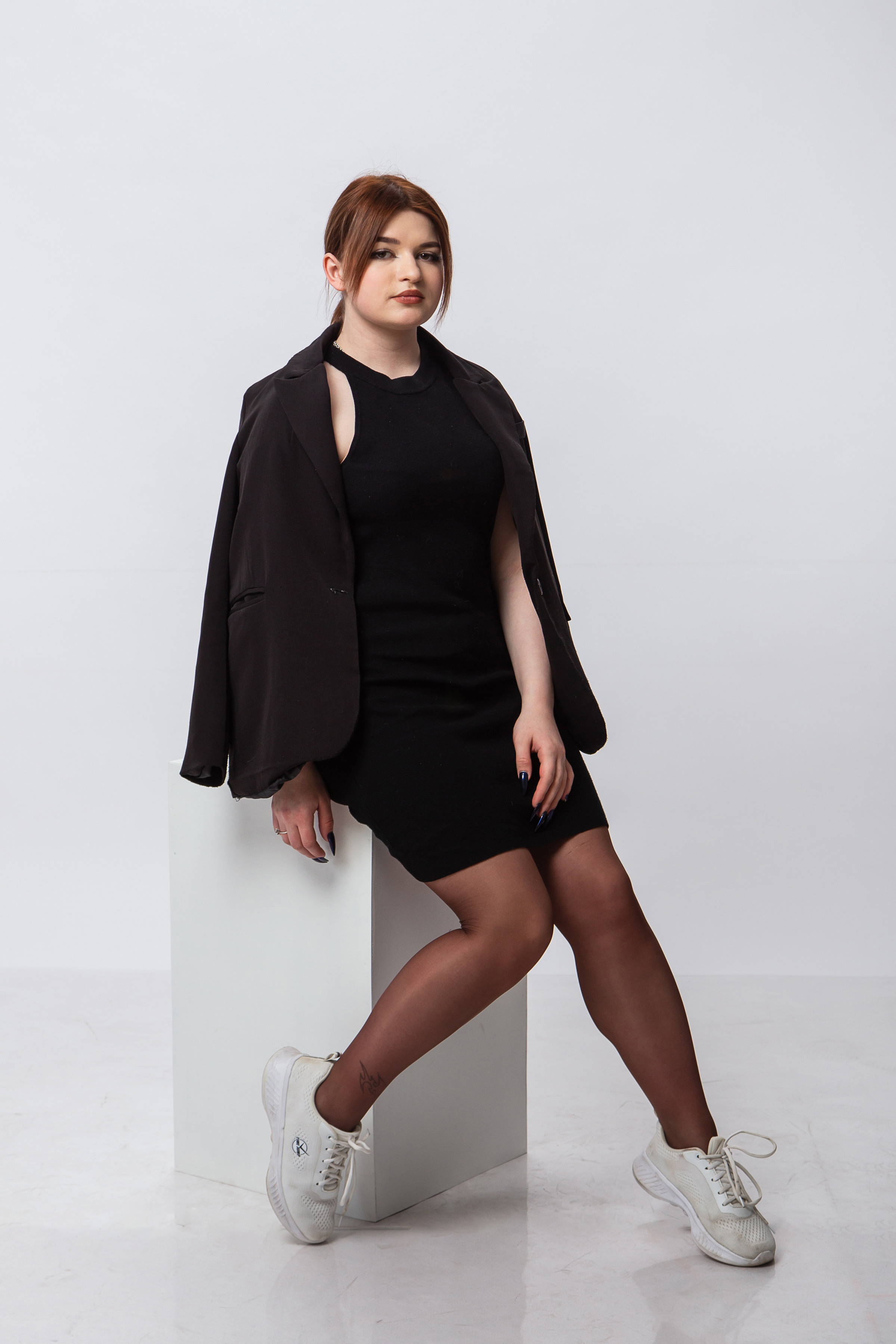 Фотосессия выпускников в фотостудии Темиртау. Белый фон. Белый куб.