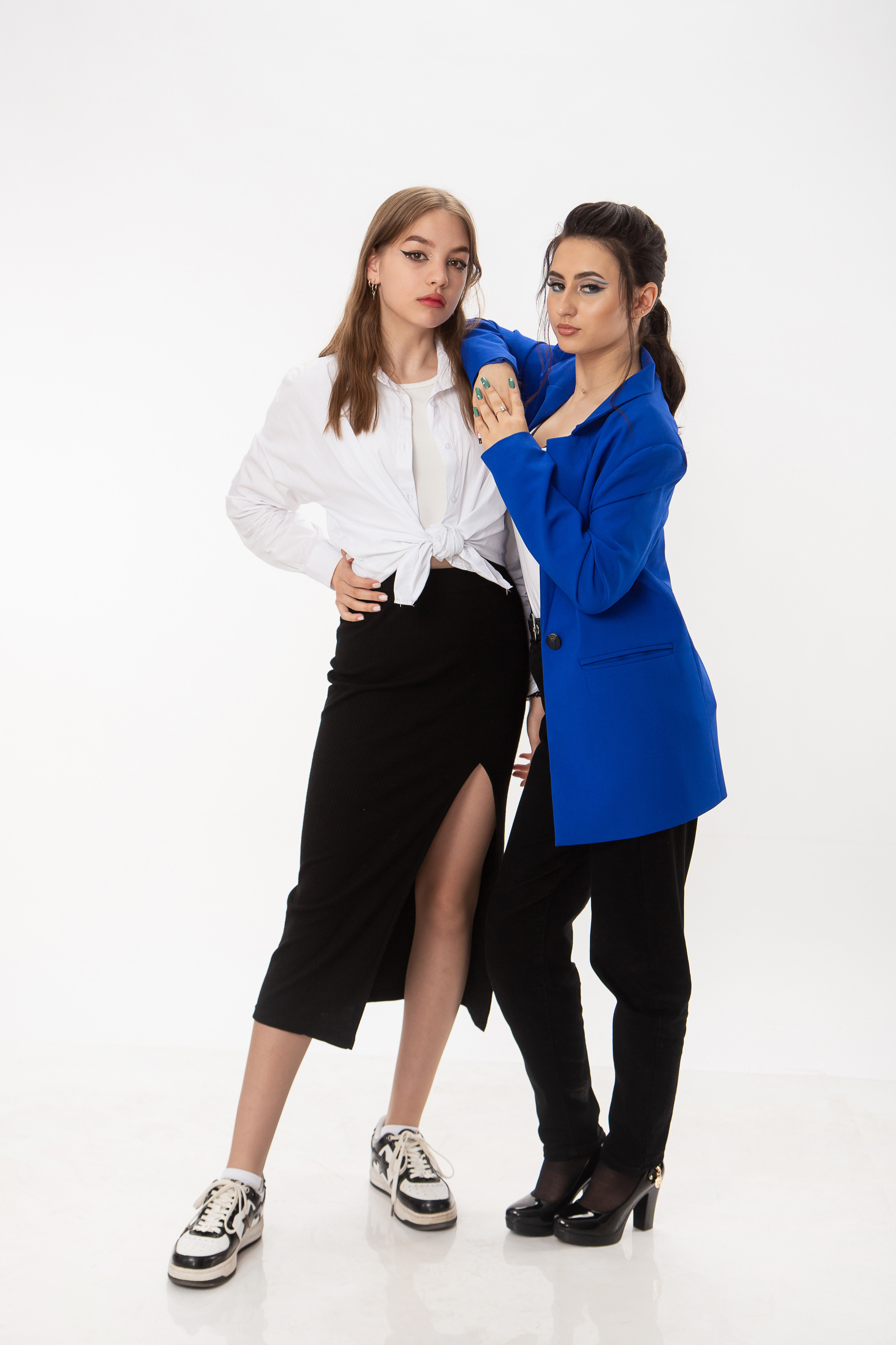 Стильная фотосессия выпускницы в фотостудии Темиртау. Белый фон. Фото школьных друзей.