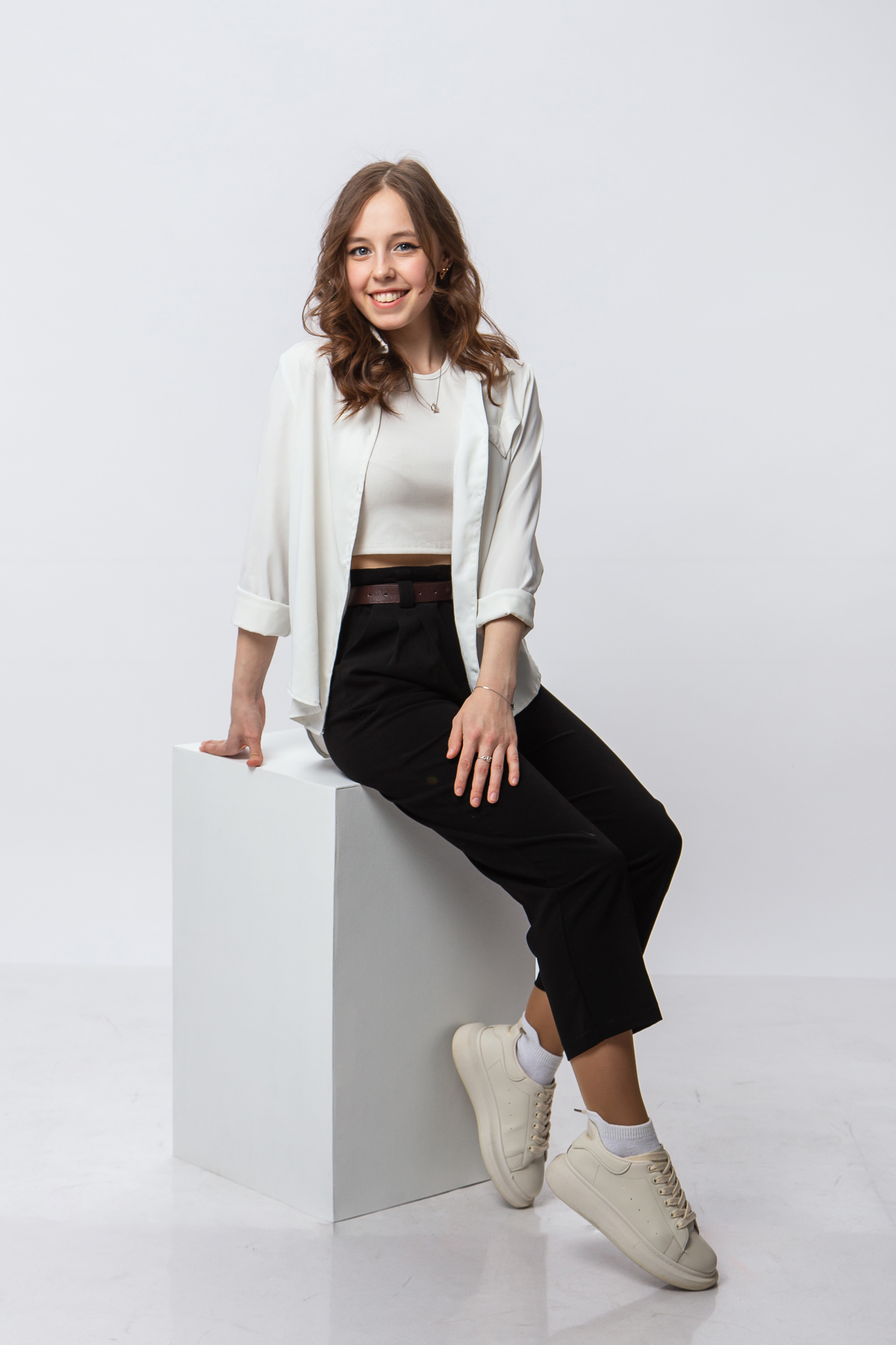 Стильная фотосессия выпускницы в фотостудии Темиртау. Белый фон.