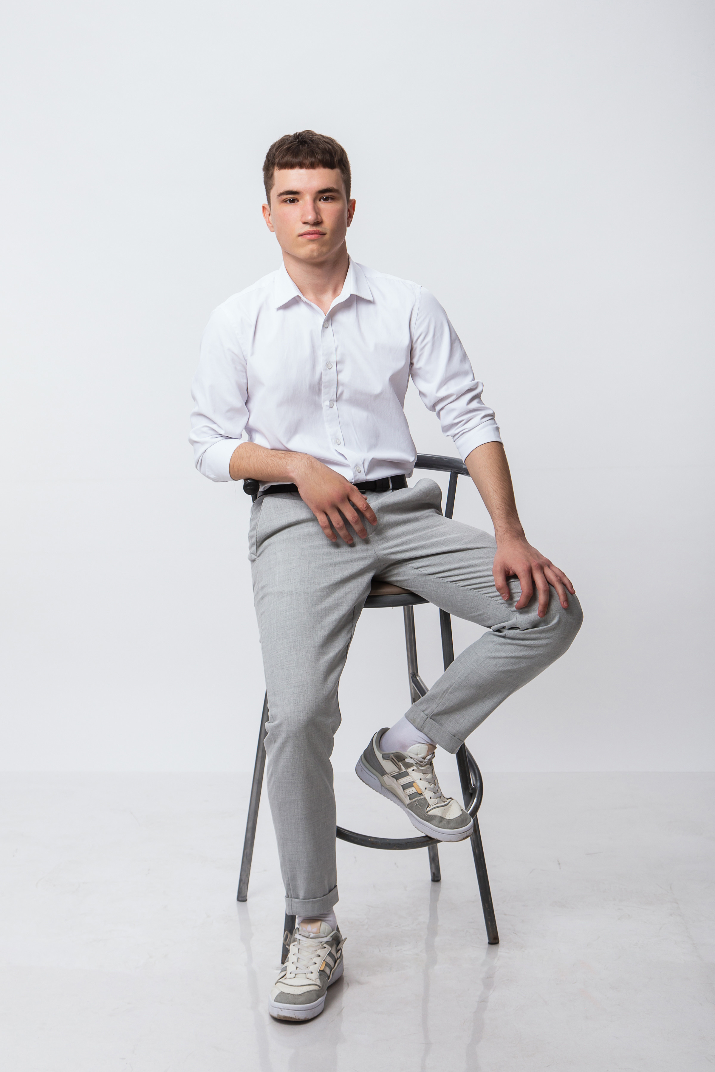 Фотосессия выпускников в фотостудии Темиртау. Белый фон. Барный стул.