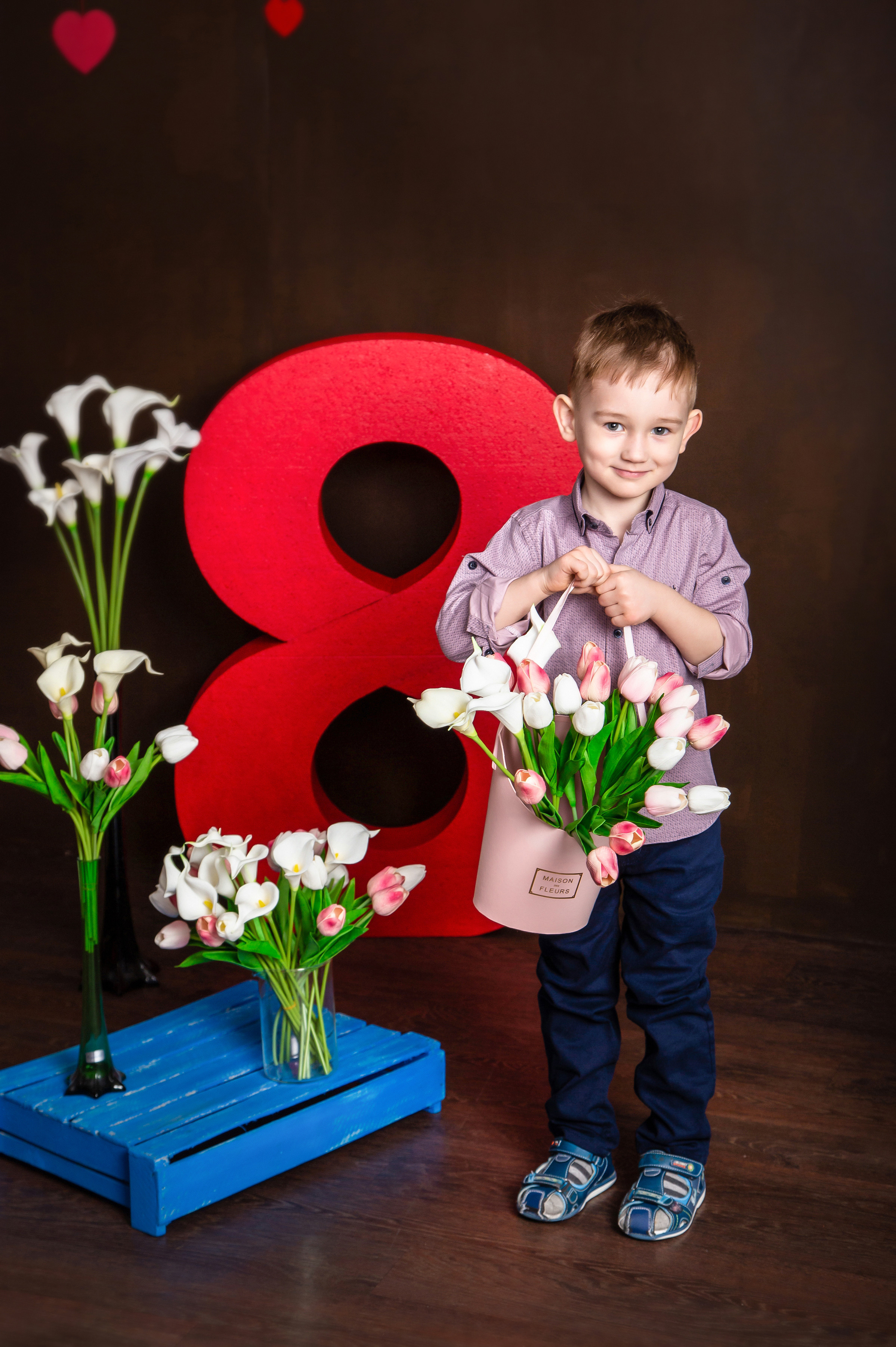 Тематическая фотосессия в студии Темиртау к 8 марта. Мальчик с цветами.