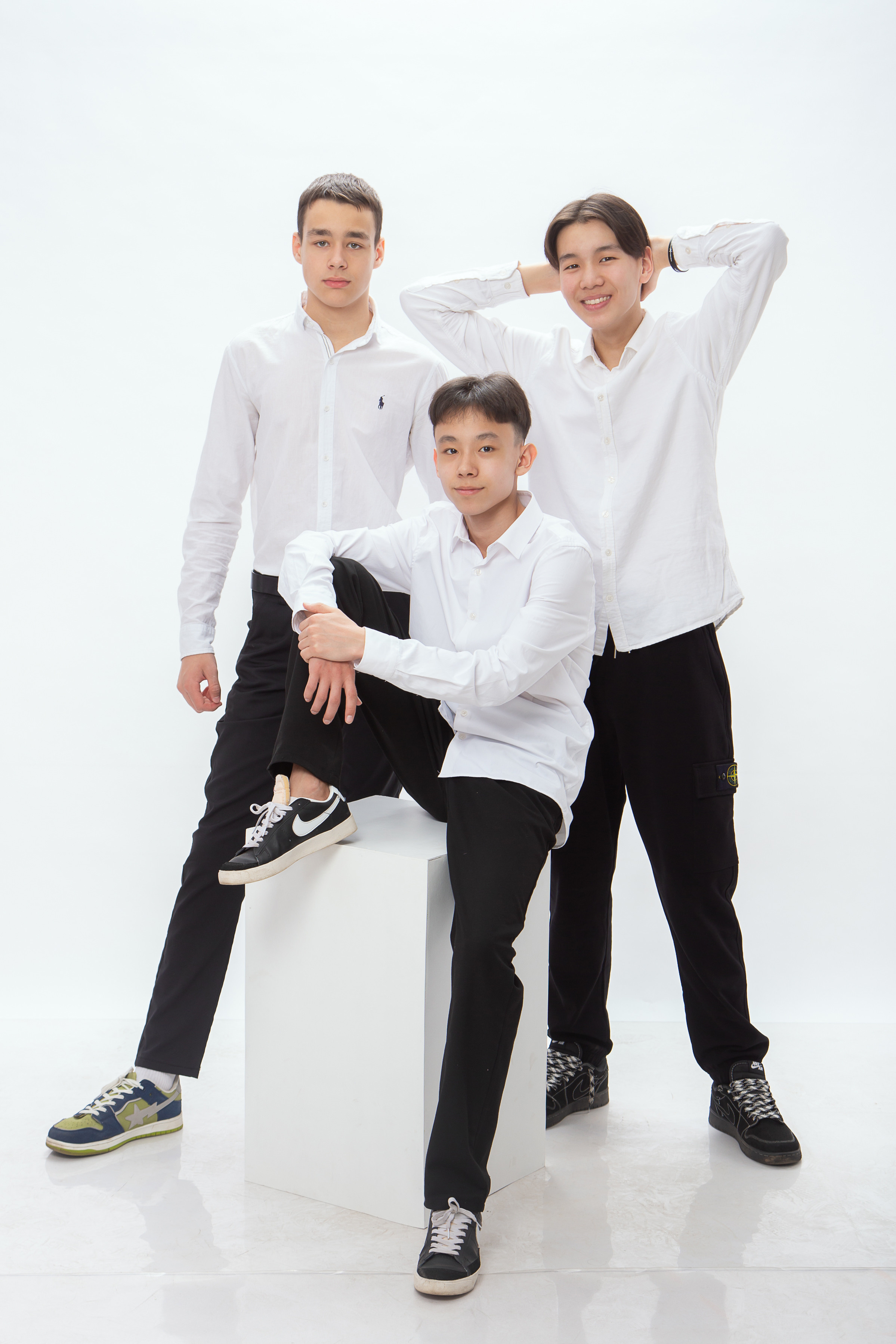 Стильная фотосессия выпускников в фотостудии Темиртау. Белый фон.