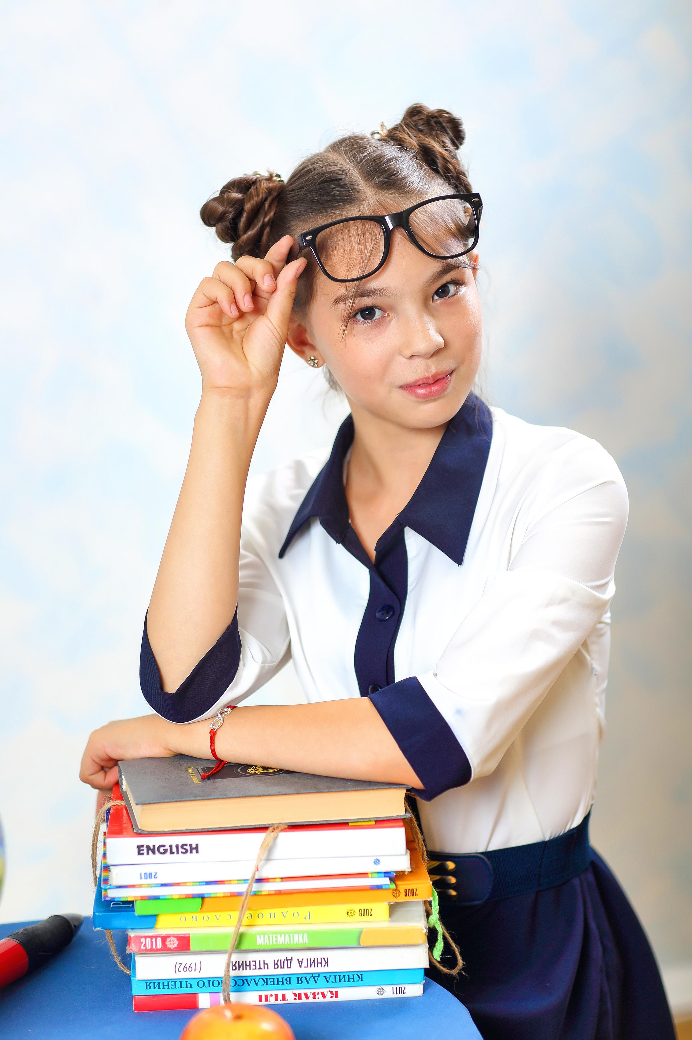 Фотосессия школьников в студии. Девочка с учебниками.