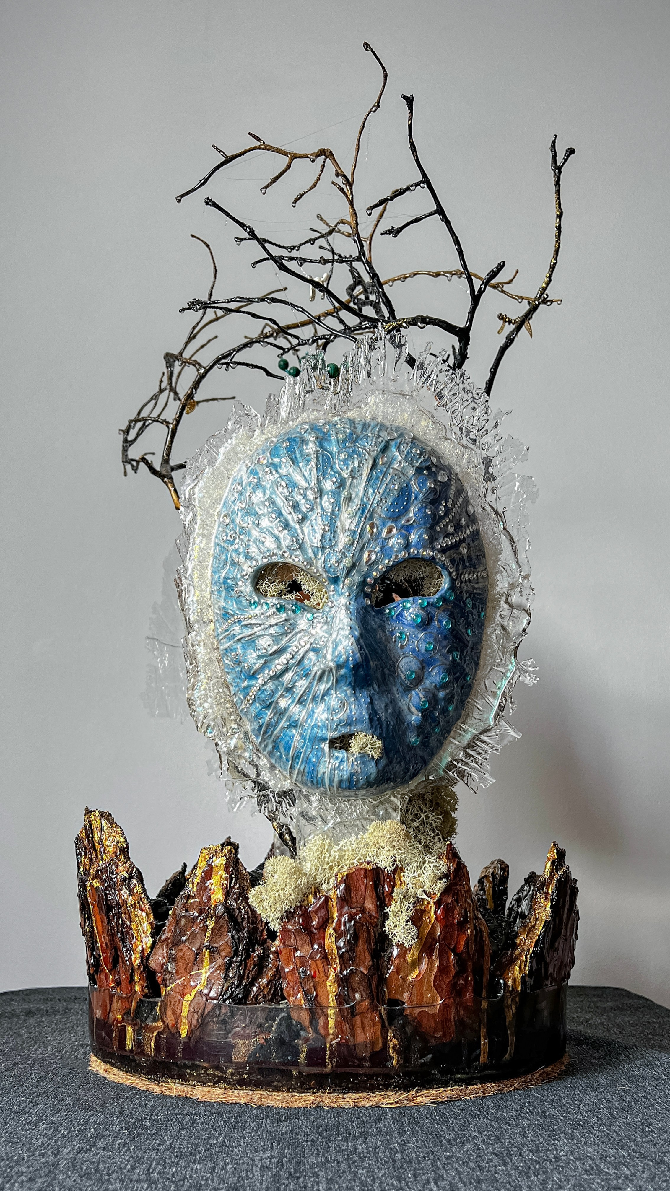 2025г. Размер : 50 см на 70 см, вес 8,65 кг. Материалы - деревянная глина, поталь золото, текстурная декоративная паста, сосновая кора, сосновые ветви, ягель стабилизированный, уголь, галька, пористые декоративные камни, эпоксидная смола. На ветвях натуральный речной жемчуг, бусины из мурманского стекла, бусины из янтаря, коралла, гематит, малахит. Маски также изготовлены вручную. Цена по запросу