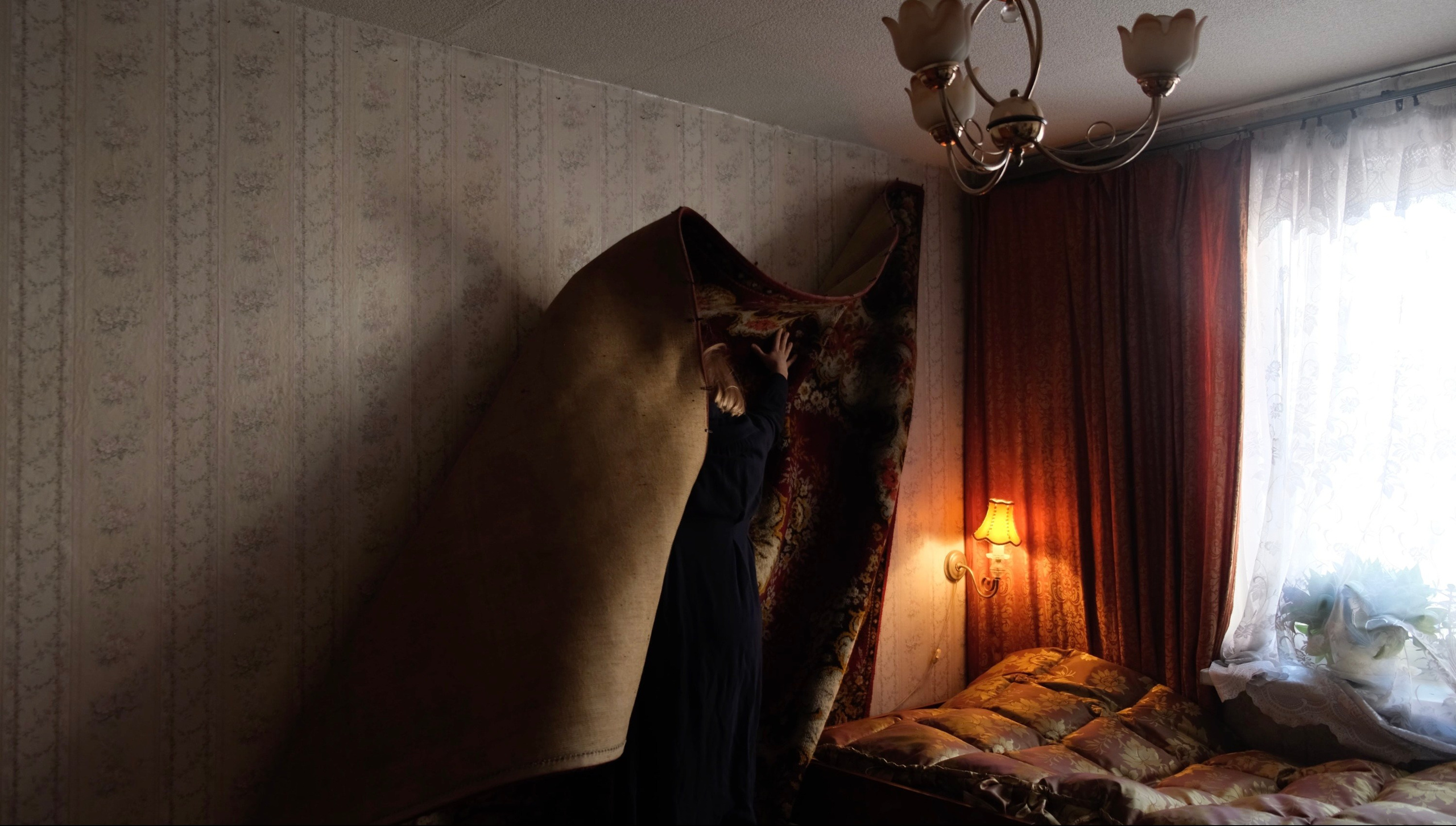 ЖЕНЩИНЫ, ВЫБИВАЮЩИЕ КОВРЫ. Художественная группа «Нежные Бабы»