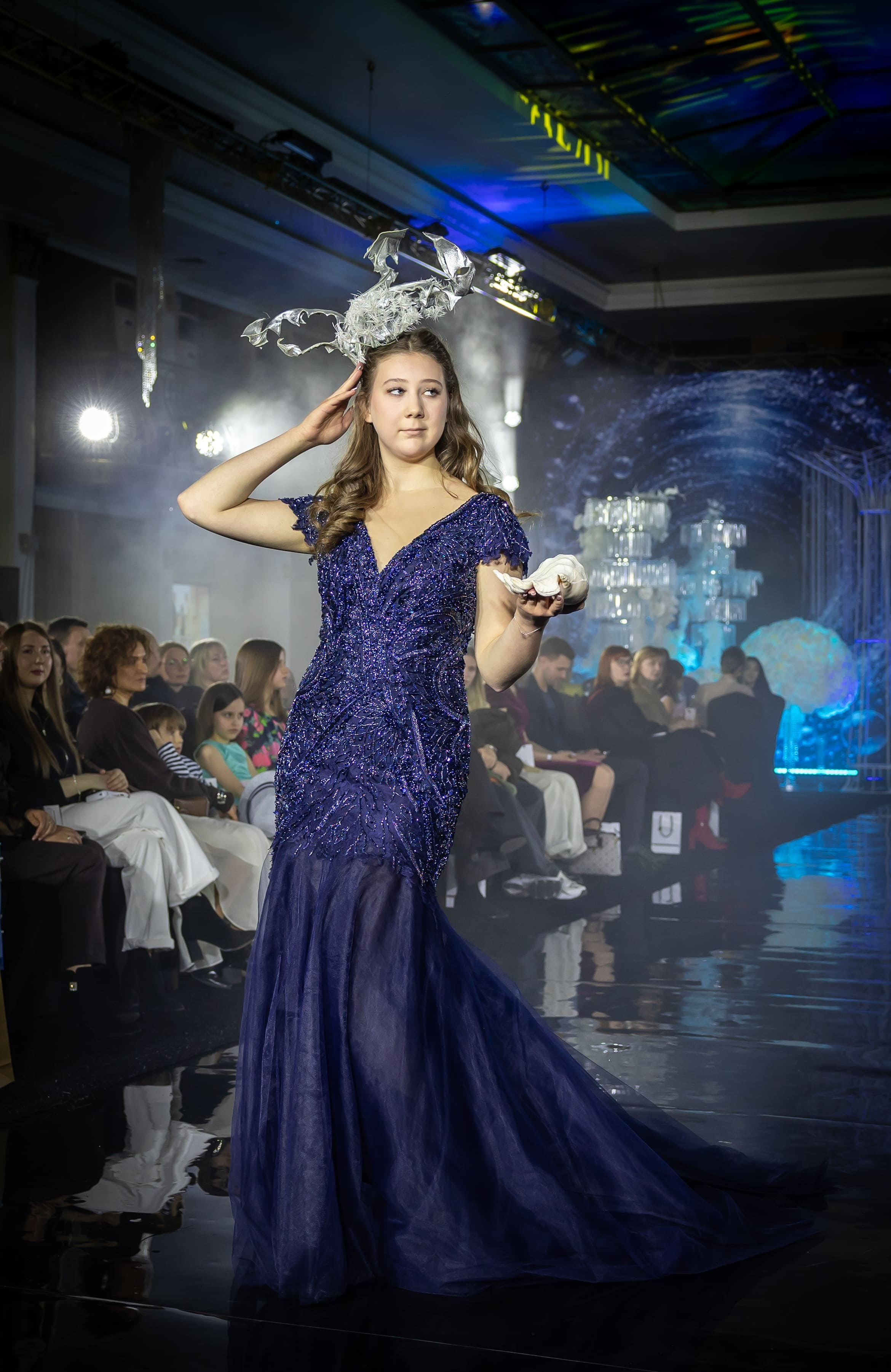 Девушка в тёмно-синем вечернем платье, показ коллекции, фешен-съёмка