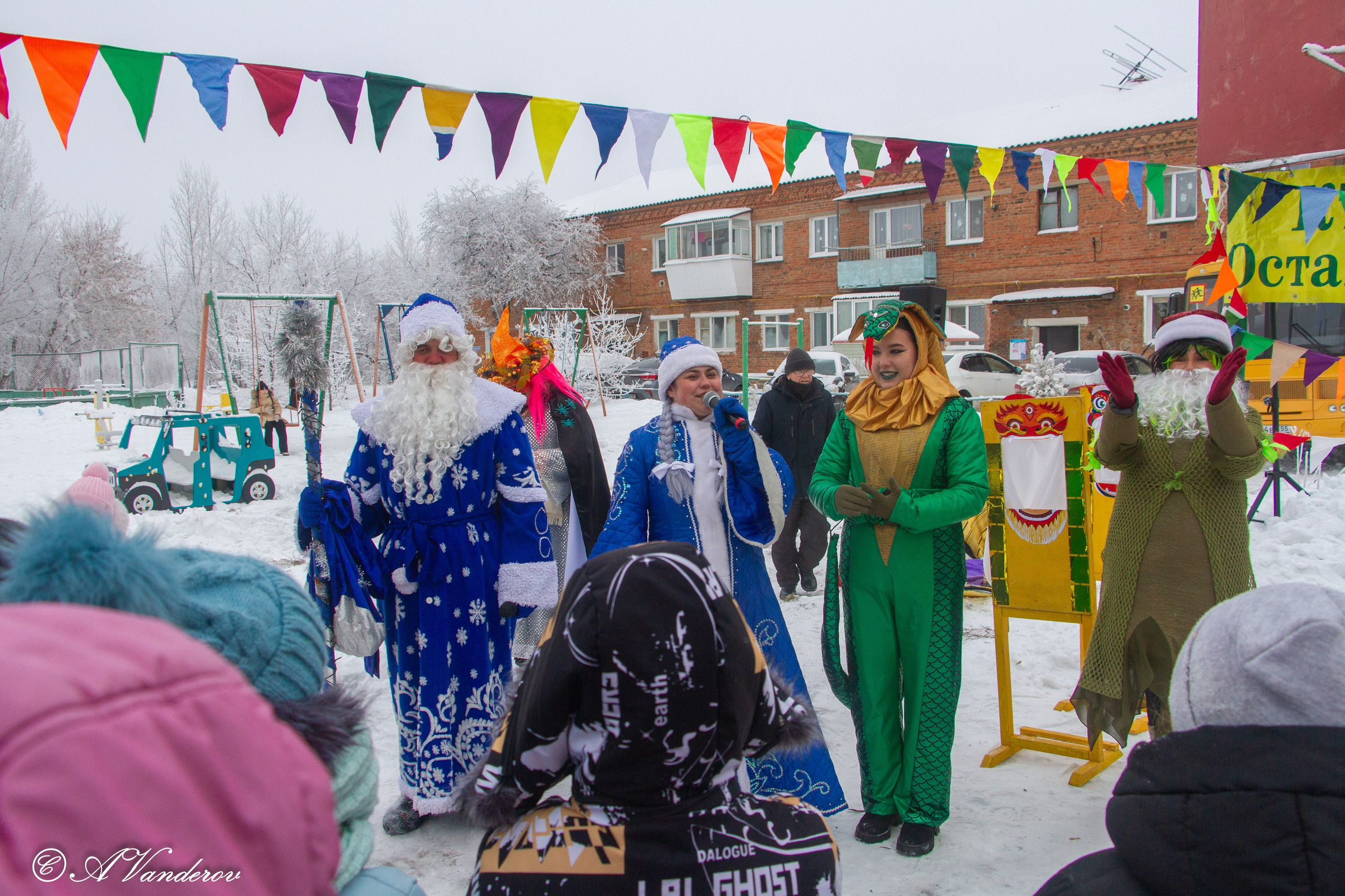Праздник во дворе, ул. Осташковская-20. Фотограф Омск | Александр Вандеров