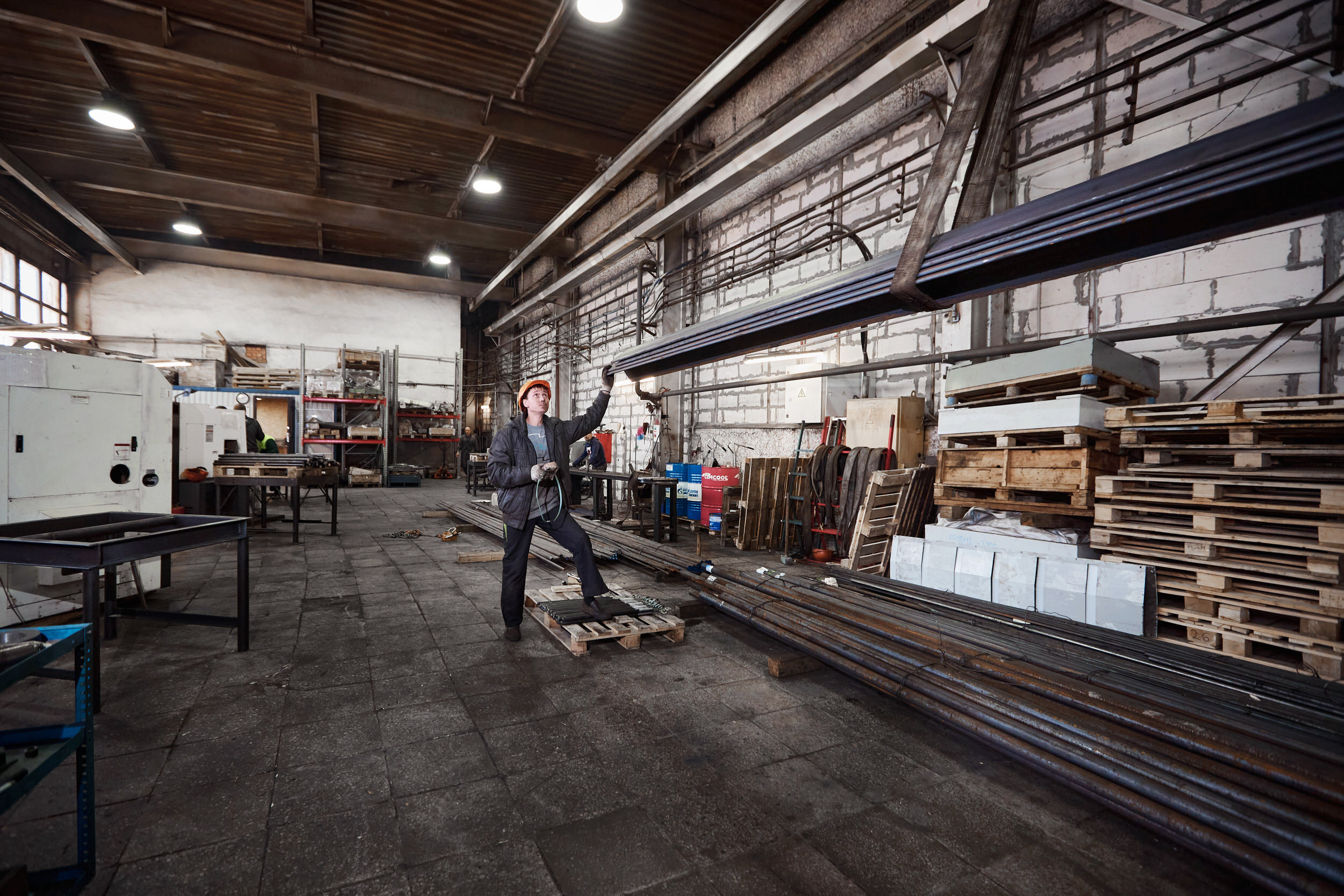 Съемка с производства строительного крепежа. Контент для бизнеса в Екатеринбурге Полдень Медиа