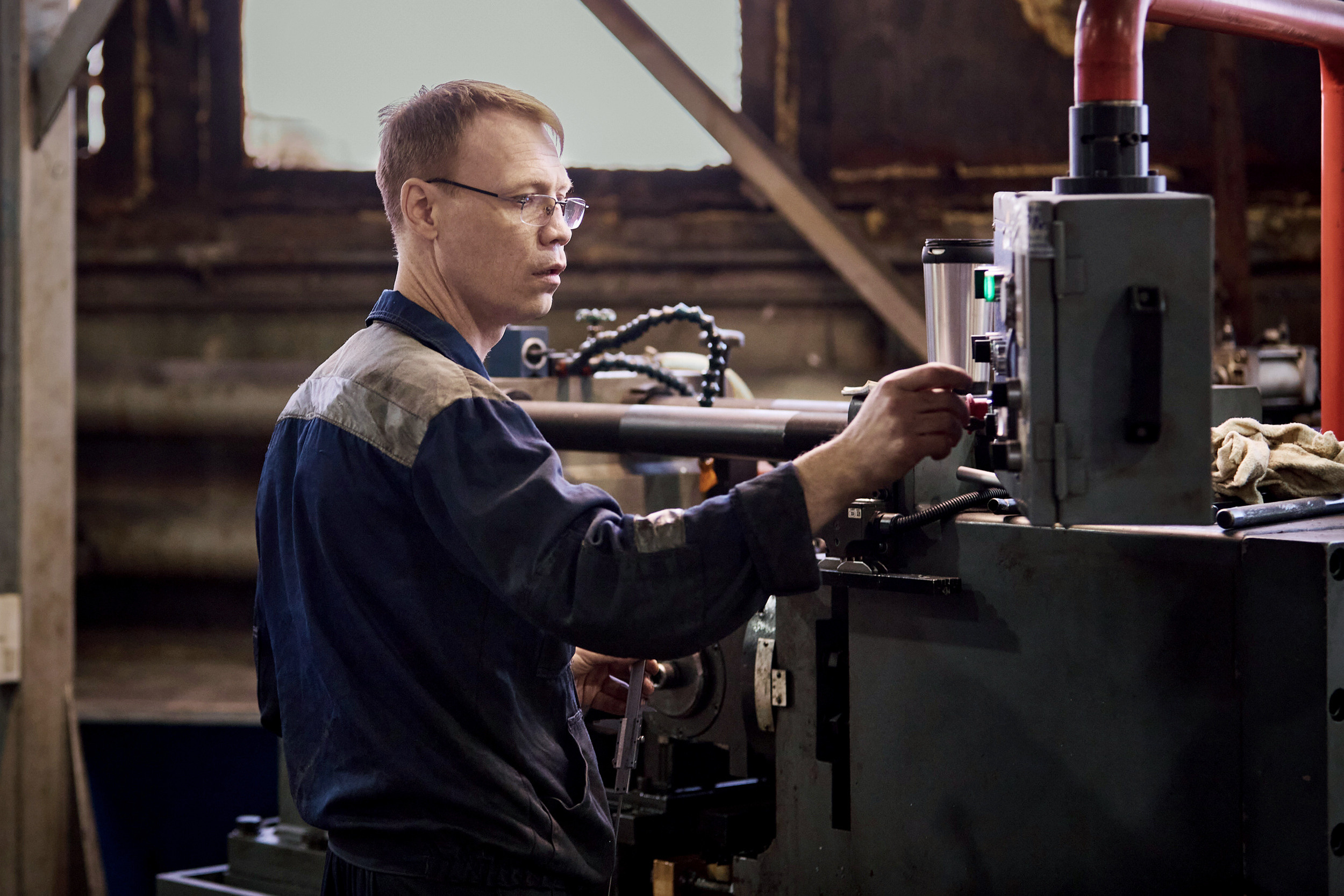 Съемка с производства строительного крепежа. Контент для бизнеса в Екатеринбурге Полдень Медиа