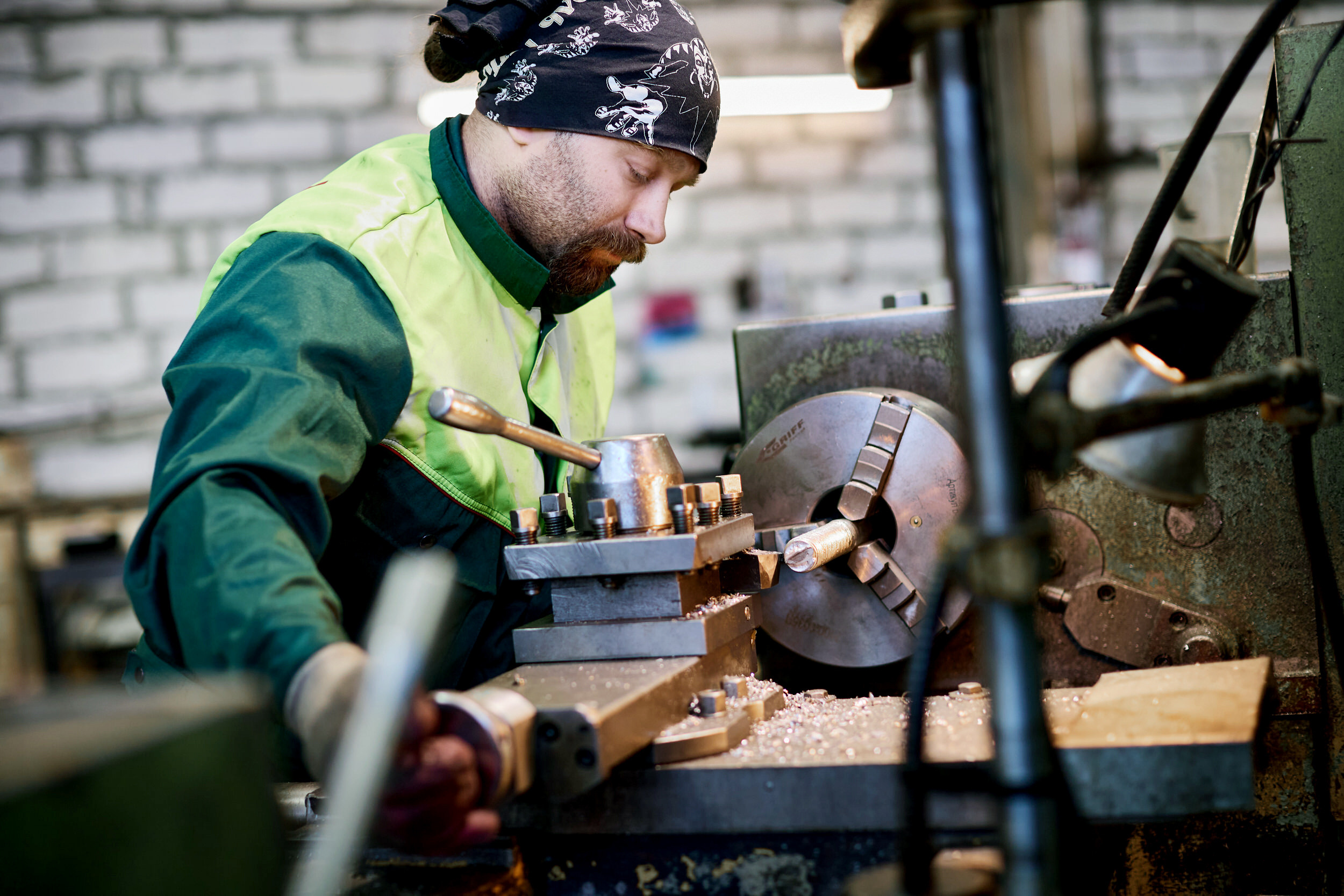Съемка с производства строительного крепежа. Контент для бизнеса в Екатеринбурге Полдень Медиа