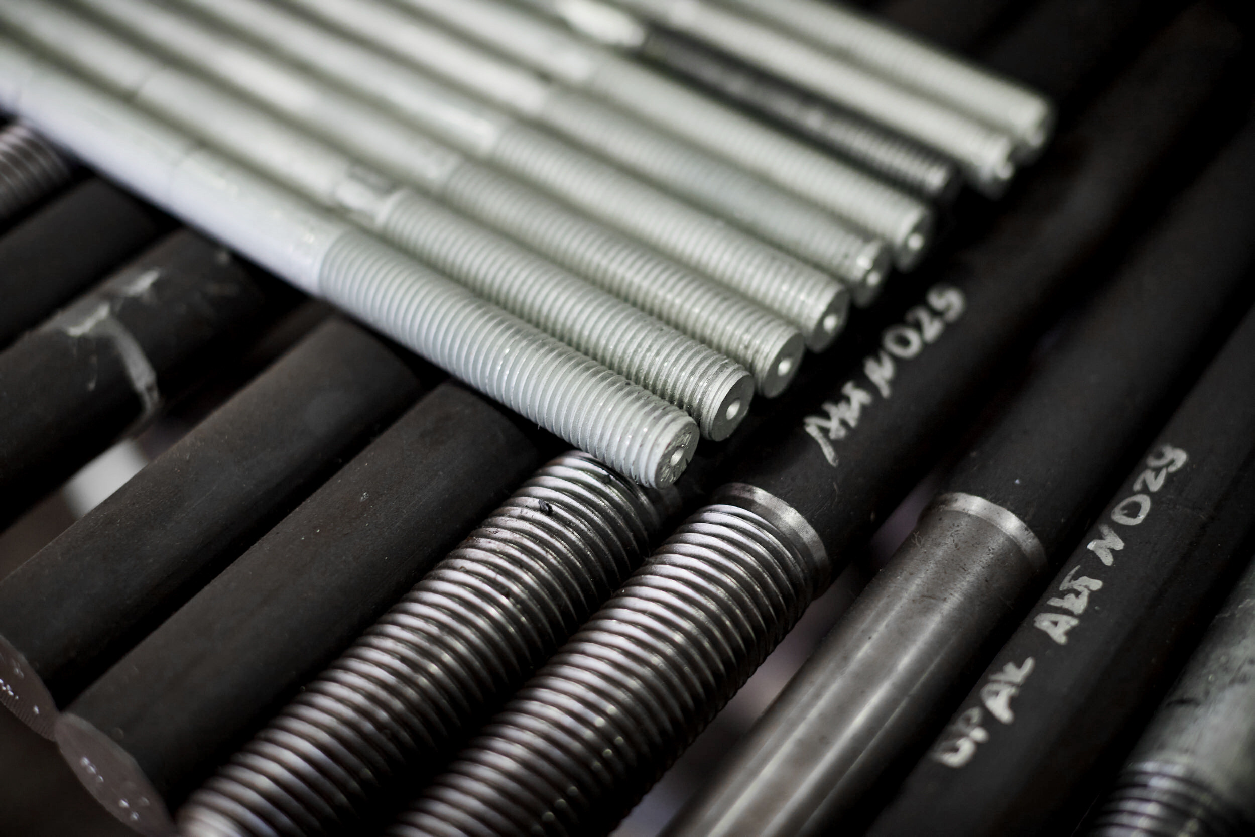 Съемка с производства строительного крепежа. Контент для бизнеса в Екатеринбурге Полдень Медиа