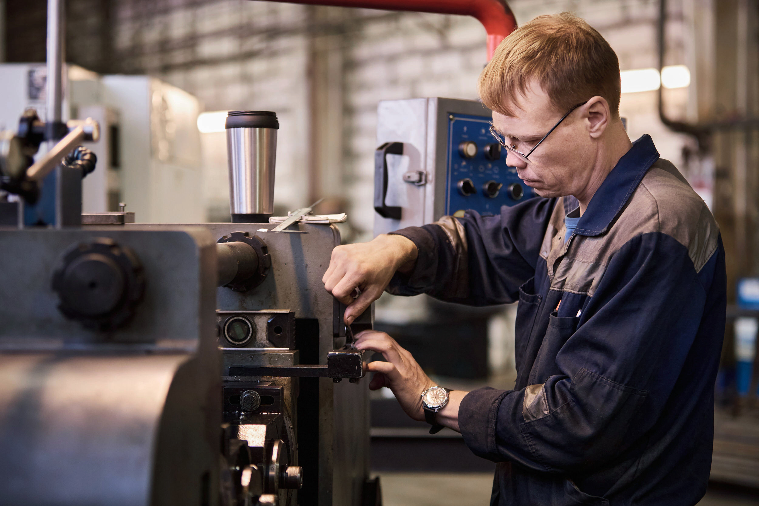 Съемка с производства строительного крепежа. Контент для бизнеса в Екатеринбурге Полдень Медиа