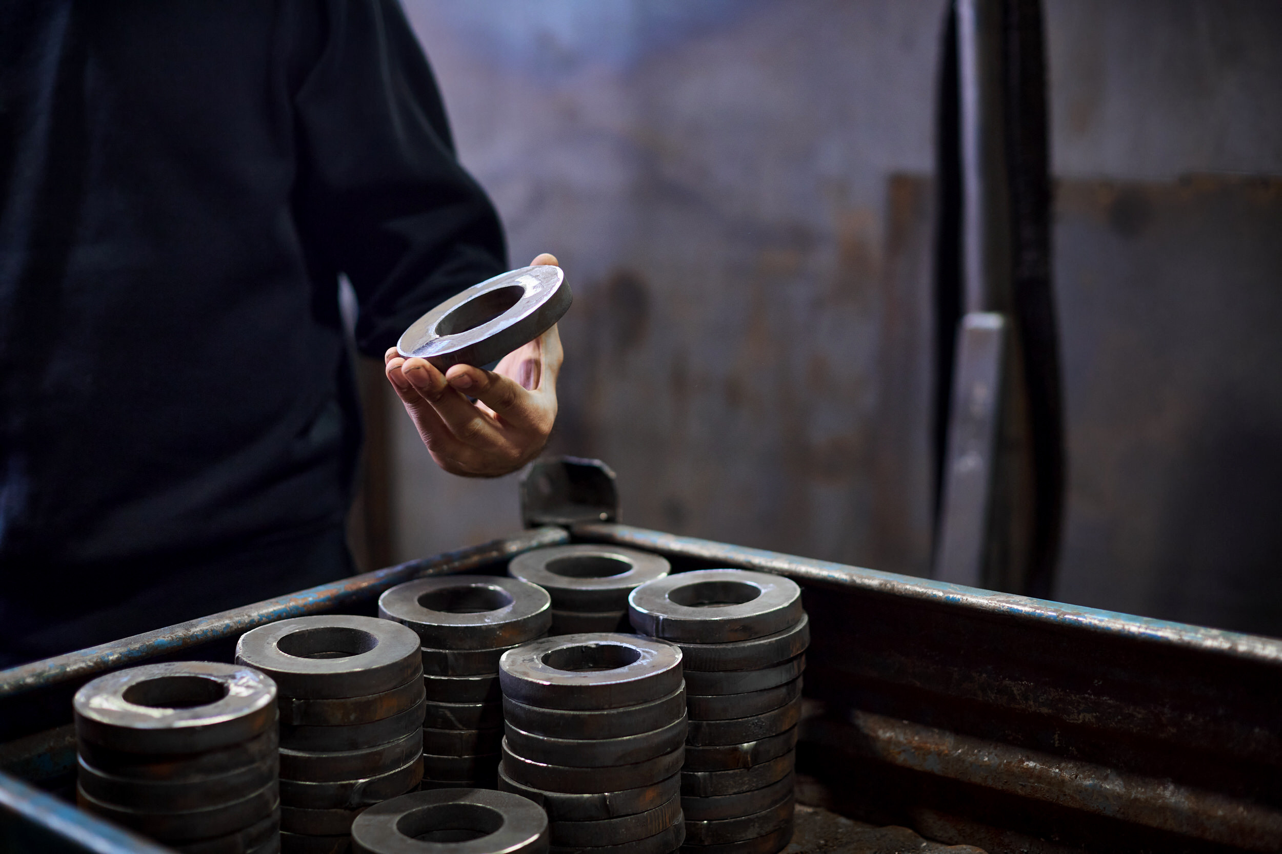 Съемка с производства строительного крепежа. Контент для бизнеса в Екатеринбурге Полдень Медиа