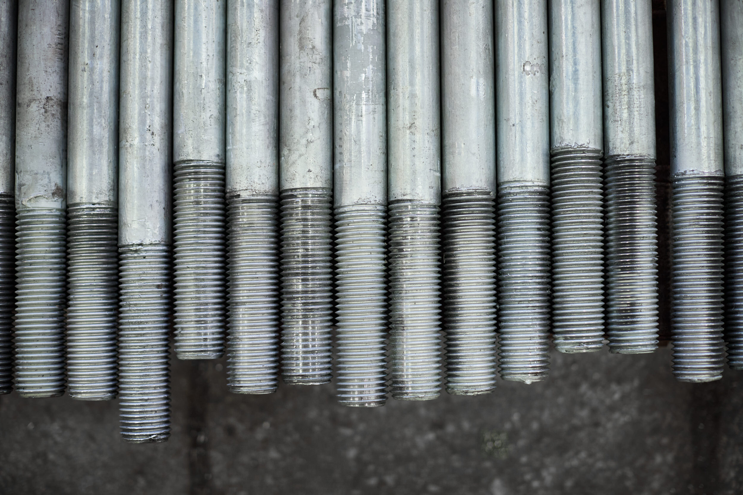 Съемка с производства строительного крепежа. Контент для бизнеса в Екатеринбурге Полдень Медиа