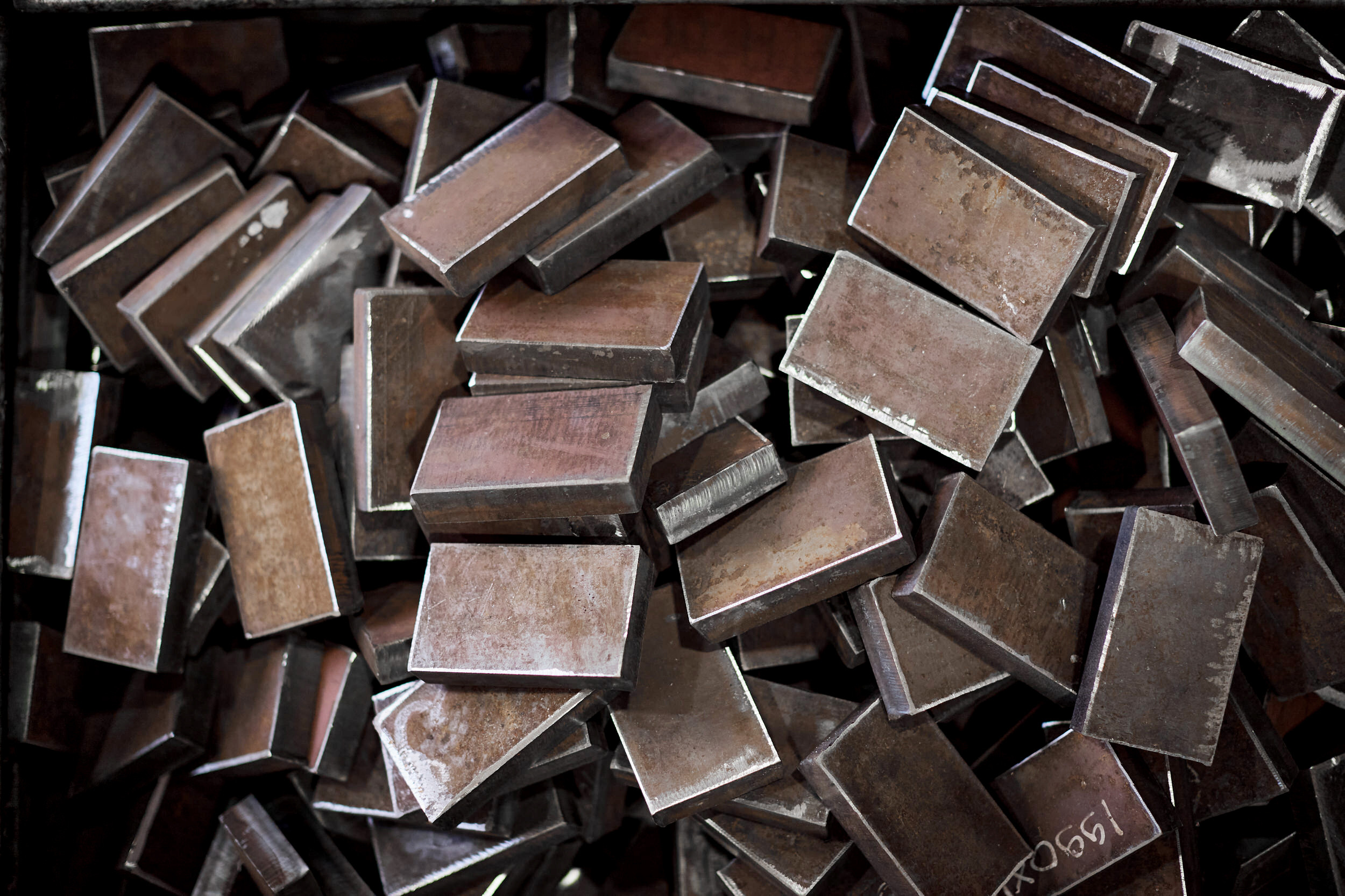 Съемка с производства строительного крепежа. Контент для бизнеса в Екатеринбурге Полдень Медиа