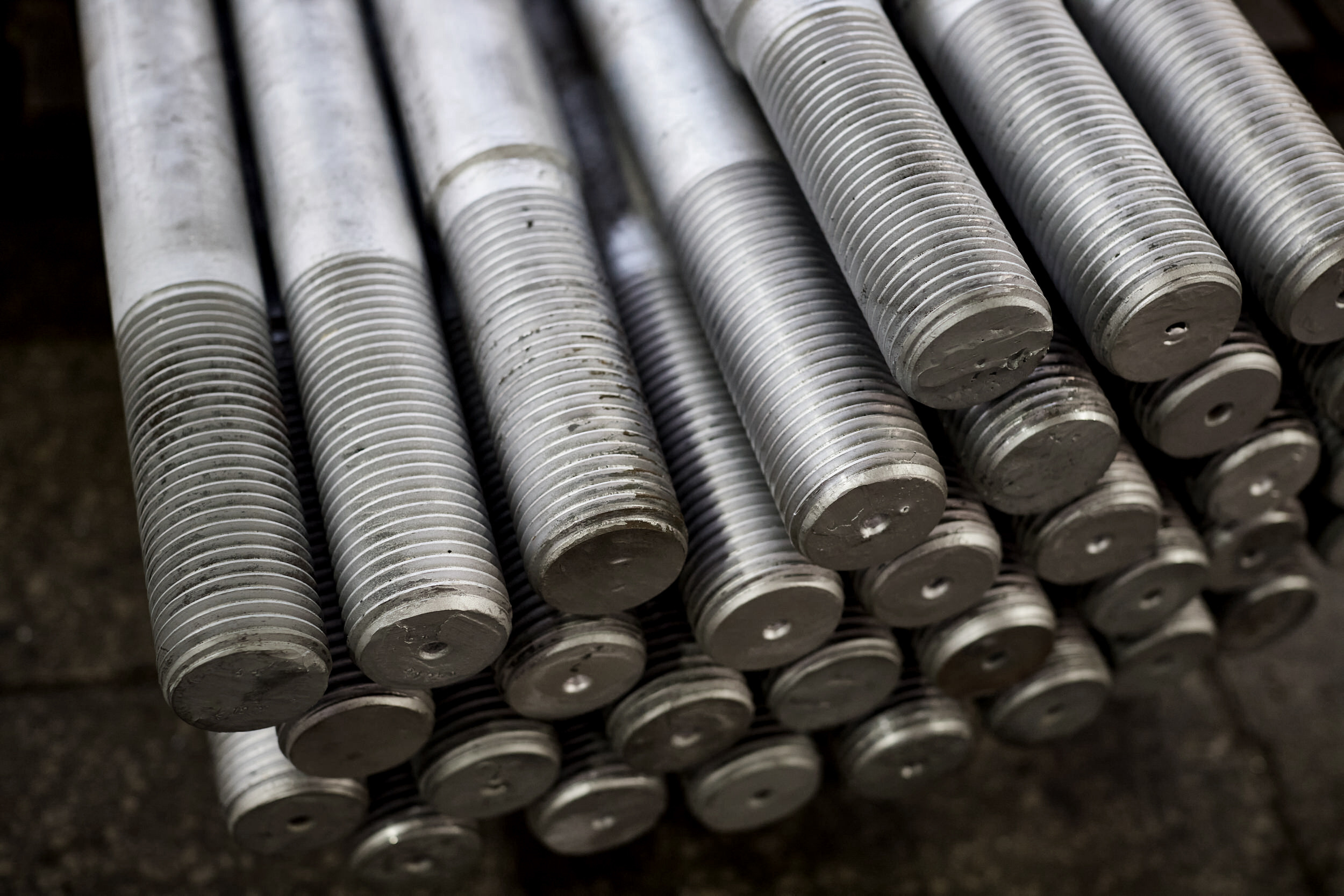 Съемка с производства строительного крепежа. Контент для бизнеса в Екатеринбурге Полдень Медиа