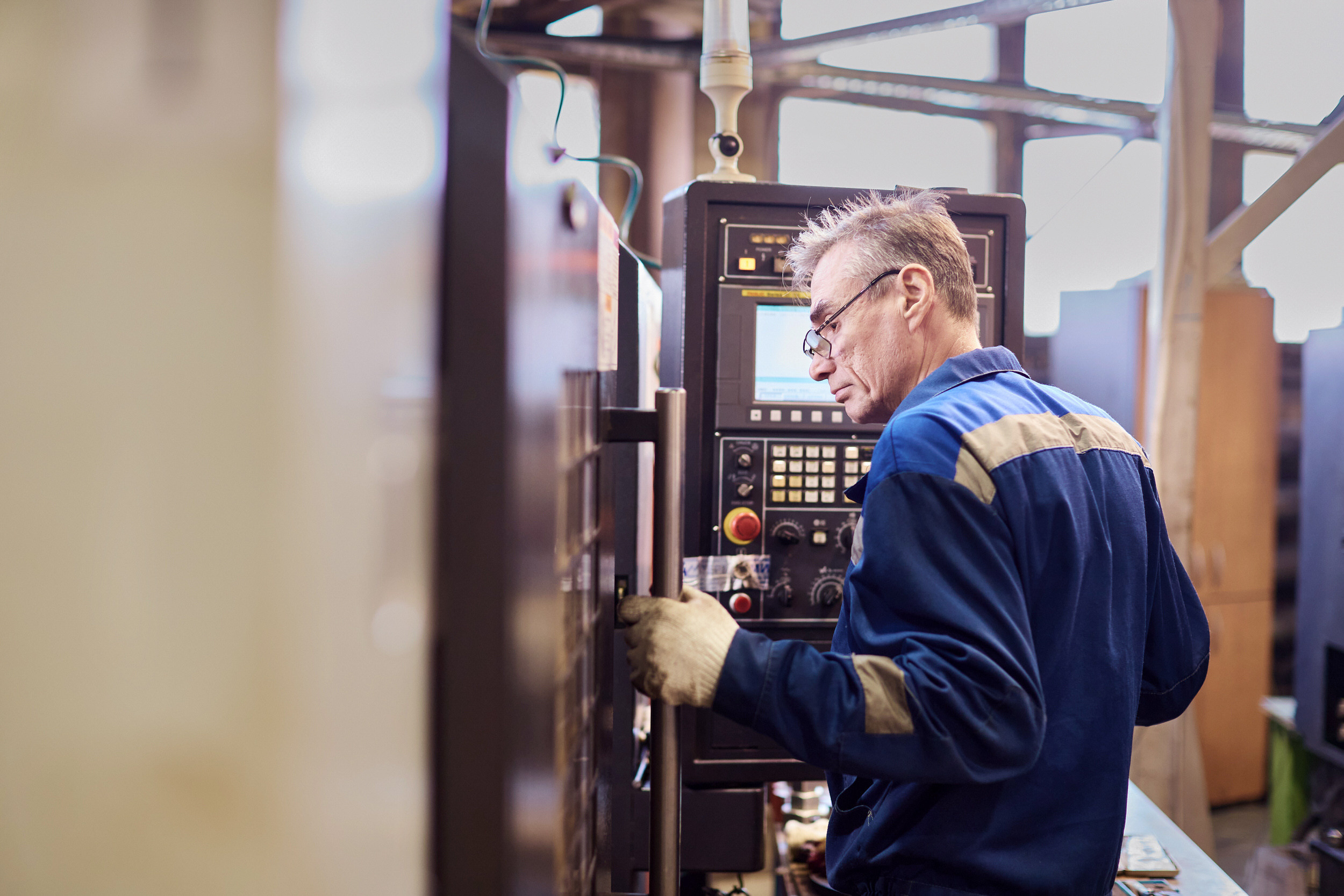 Съемка с производства строительного крепежа. Контент для бизнеса в Екатеринбурге Полдень Медиа