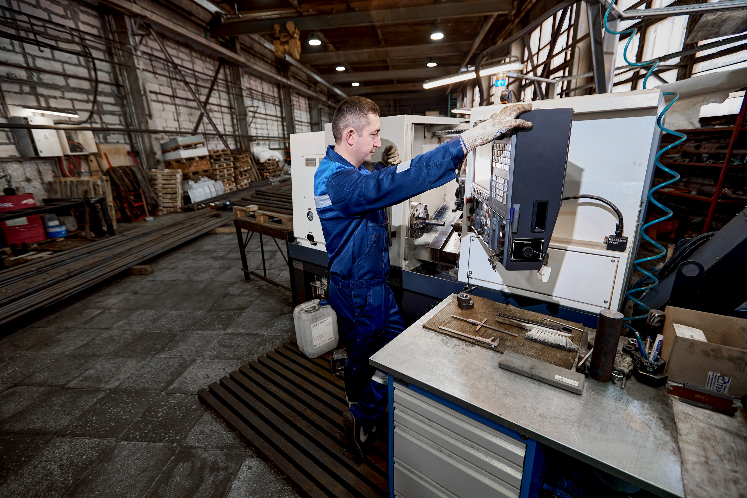 Съемка с производства строительного крепежа. Контент для бизнеса в Екатеринбурге Полдень Медиа