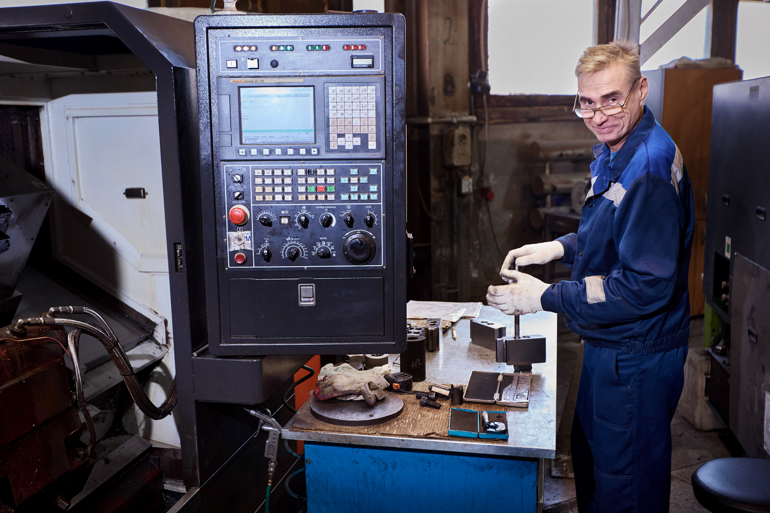 Съемка с производства строительного крепежа. Контент для бизнеса в Екатеринбурге Полдень Медиа