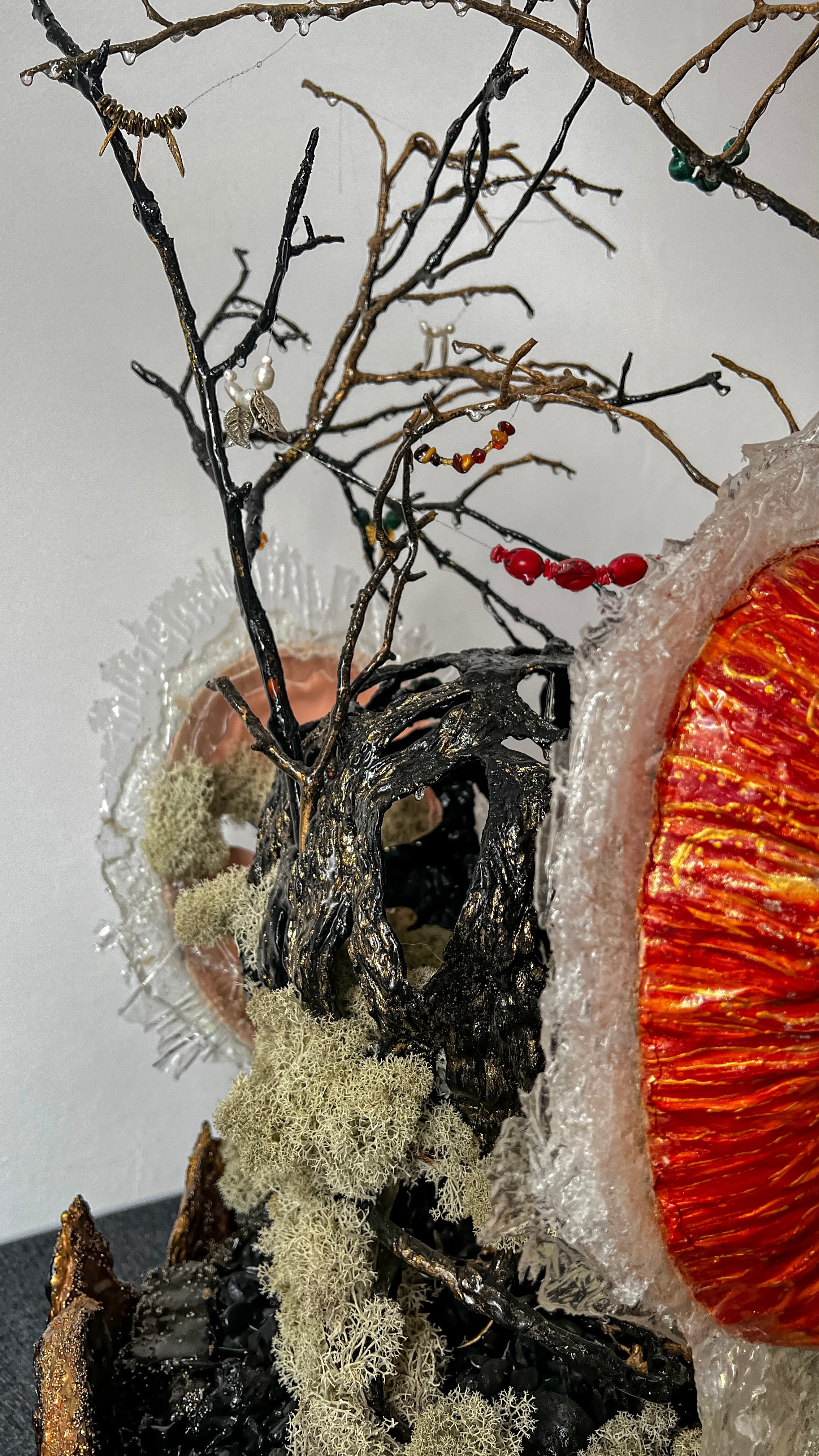 2025г. Размер : 50 см на 70 см, вес 8,65 кг. Материалы - деревянная глина, поталь золото, текстурная декоративная паста, сосновая кора, сосновые ветви, ягель стабилизированный, уголь, галька, пористые декоративные камни, эпоксидная смола. На ветвях натуральный речной жемчуг, бусины из мурманского стекла, бусины из янтаря, коралла, гематит, малахит. Маски также изготовлены вручную. Цена по запросу