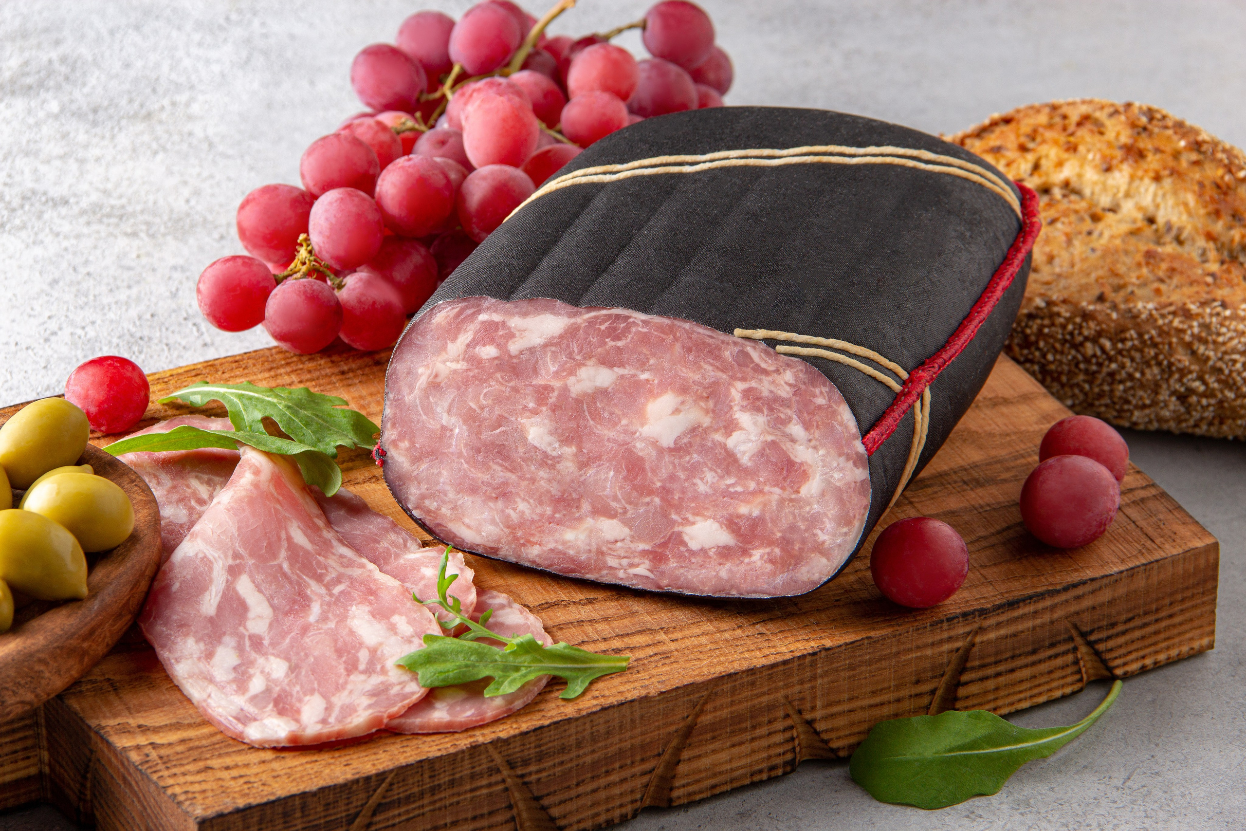 Фуд съемка колбас «БАХРУШИНЪ». Предметный фотограф Москва | Фуд-фотограф в Москве Елизавета Елизарова