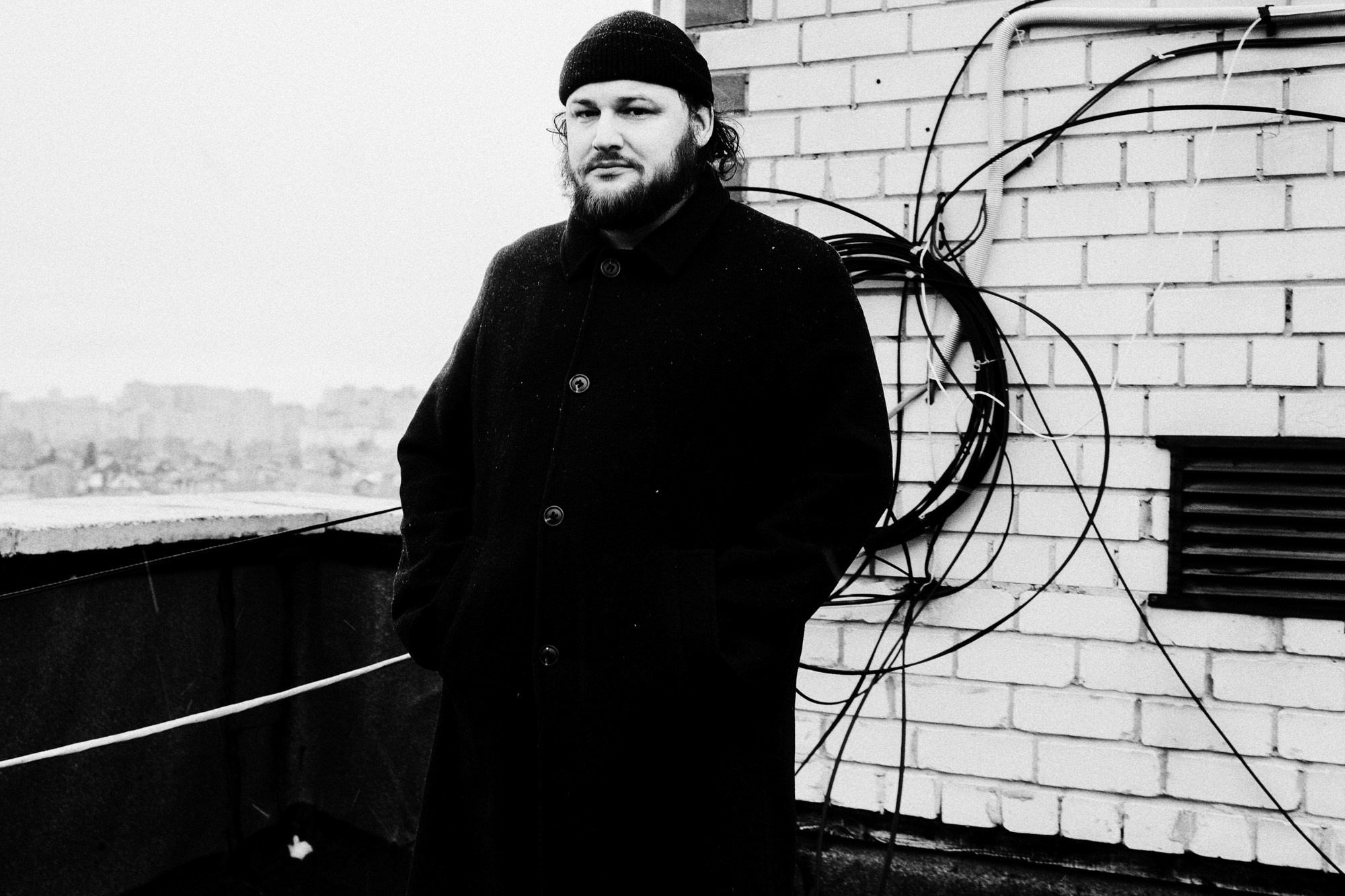 Силуэт человека в городской среде, провода и кирпичная кладка