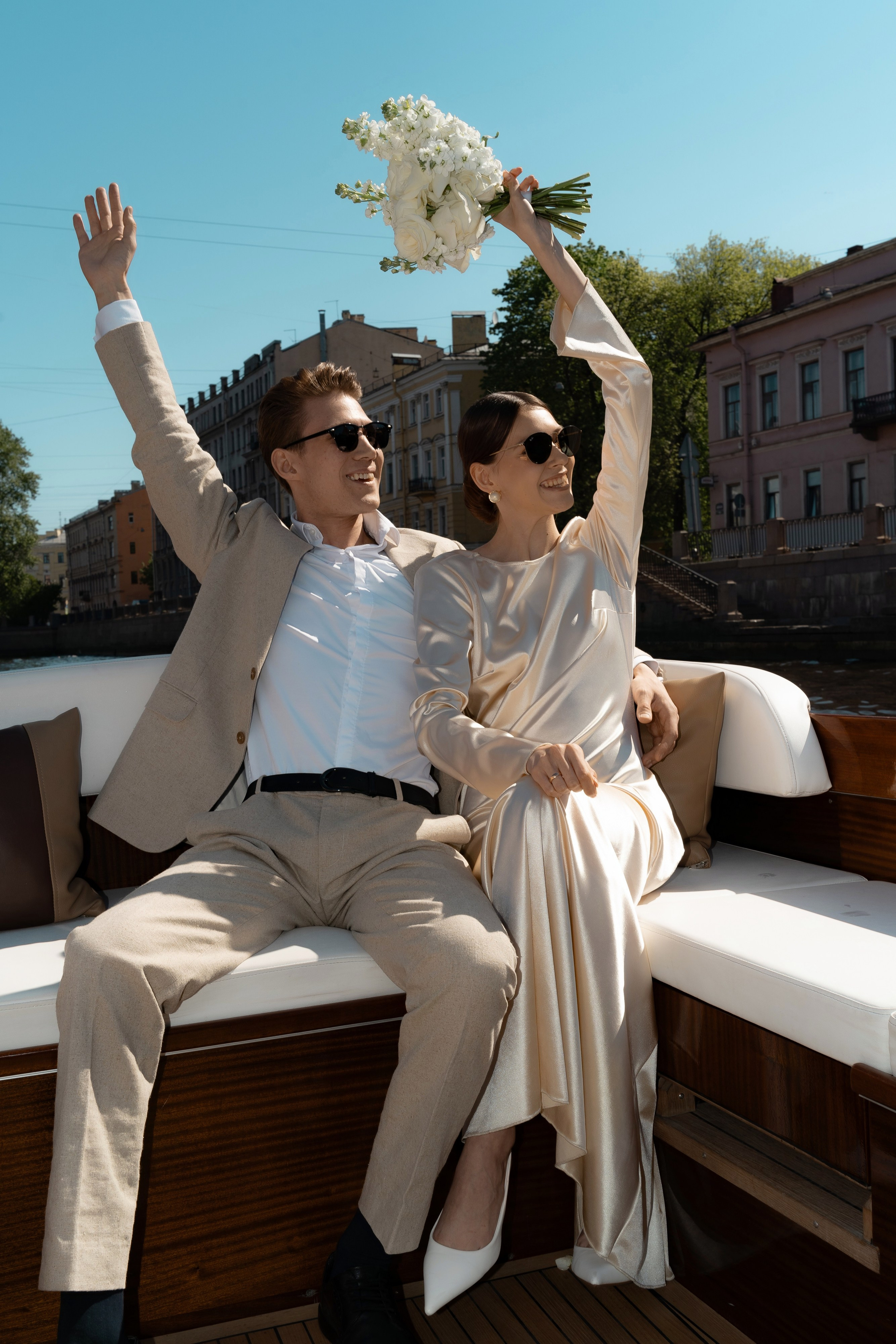 Прогулка по рекам и каналам Петербурга — свадебная фотосессия на катере. Свадебный фотограф Дмитрий Родионов — Санкт-Петербург и Ленинградская область